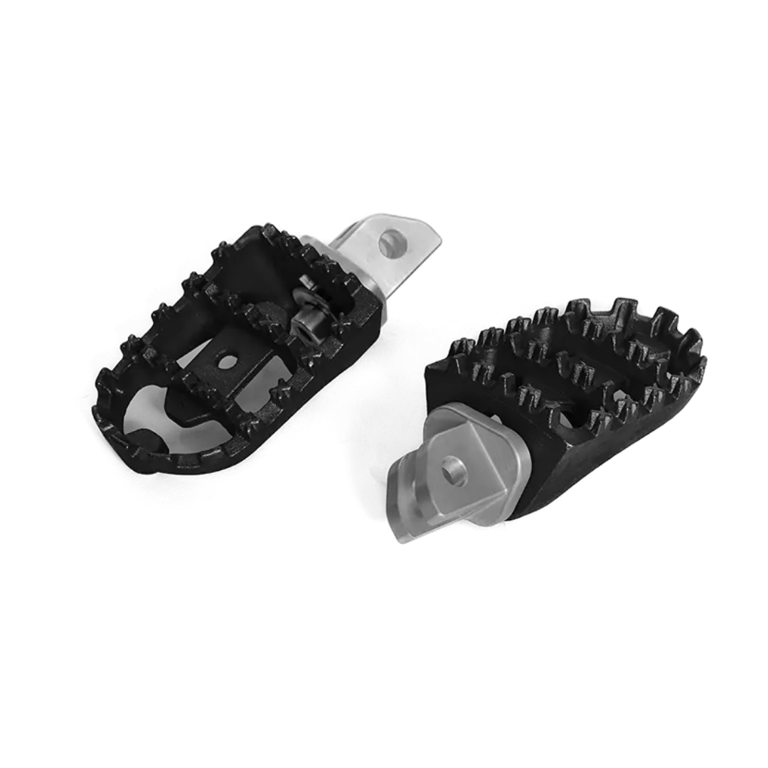 Repose-Pieds Triumph FCR Accessoires - monte sur moto, gros plan finition metal brosse, plateforme crantee et fixation d'origine