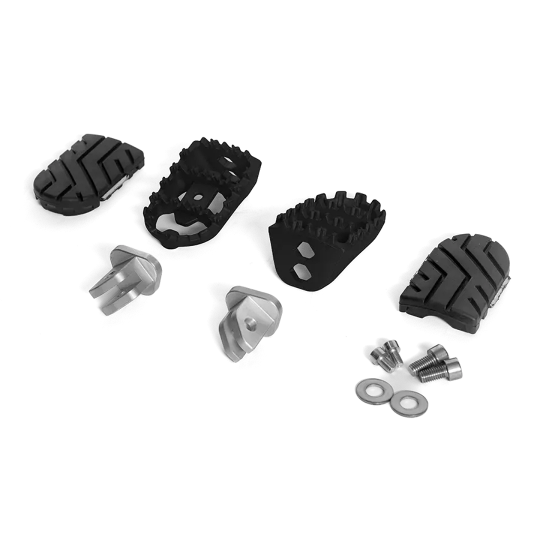 Repose-Pieds Triumph FCR Accessoires - vue eclatee finition noire, pads amovibles separes et visserie sur fond blanc