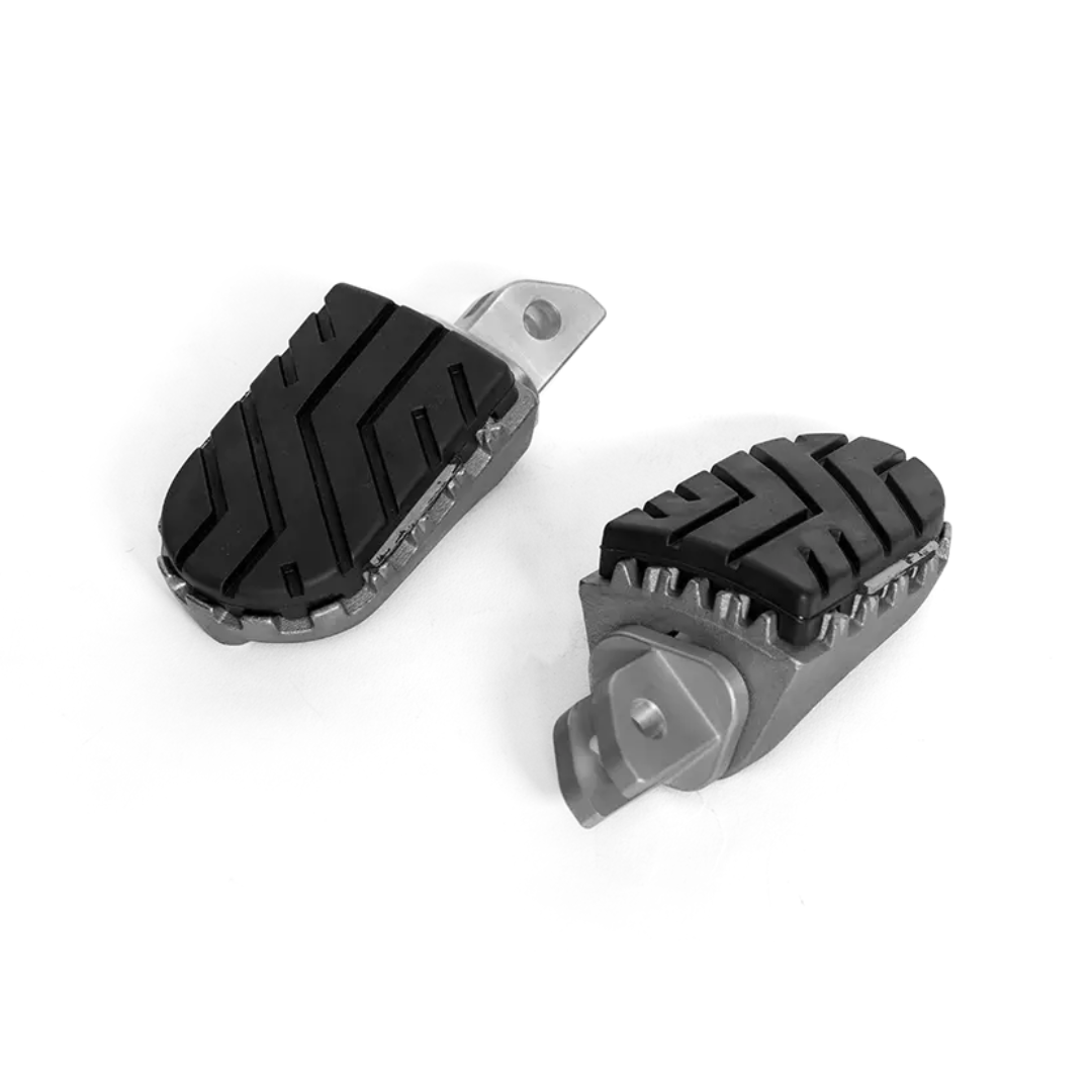 Repose-Pieds Triumph FCR Accessoires - paire finition noire sur fond blanc, vue de dessous montrant le support de fixation