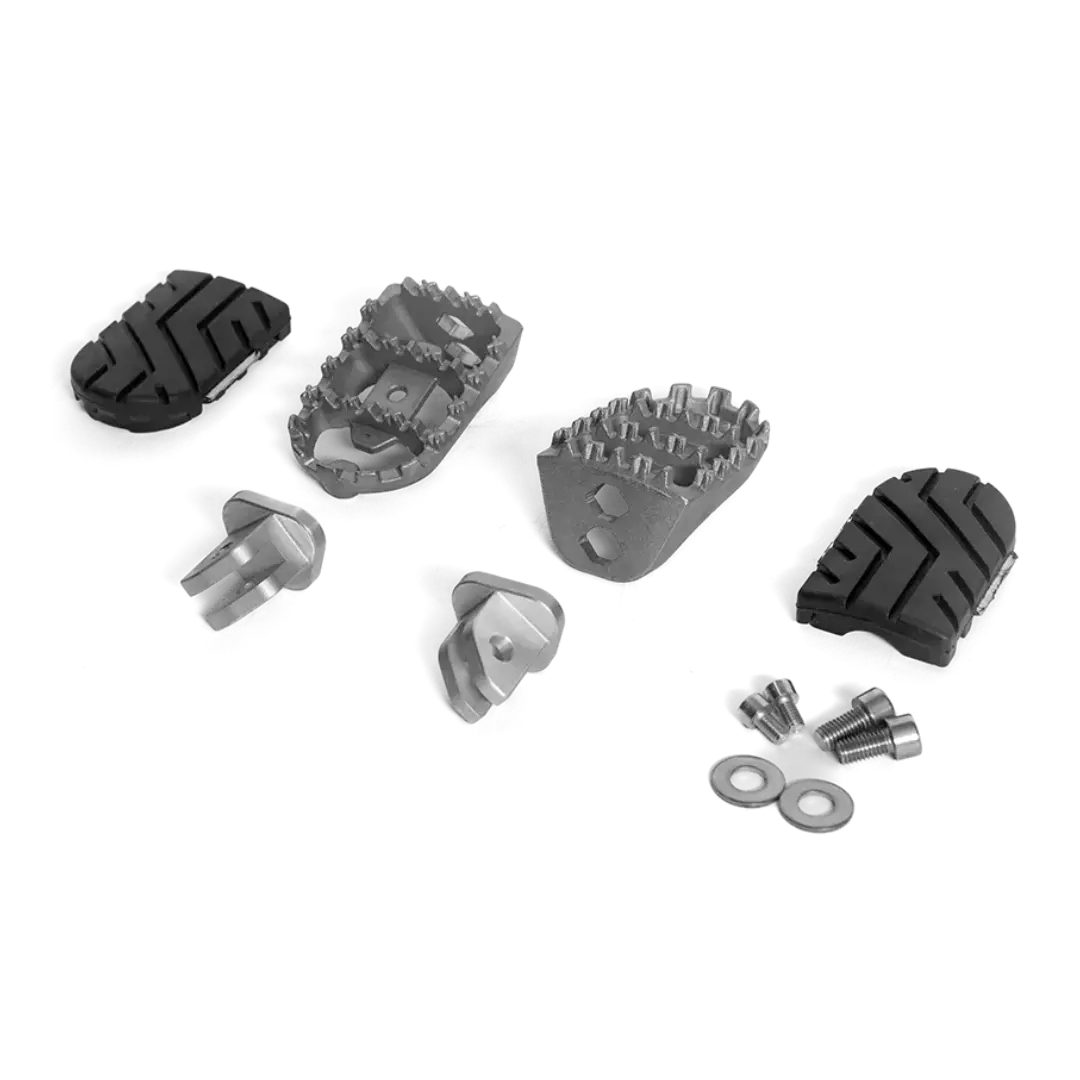 Repose-Pieds Triumph FCR Accessoires - detail finition noire, pads amovibles et visserie de montage sur fond blanc