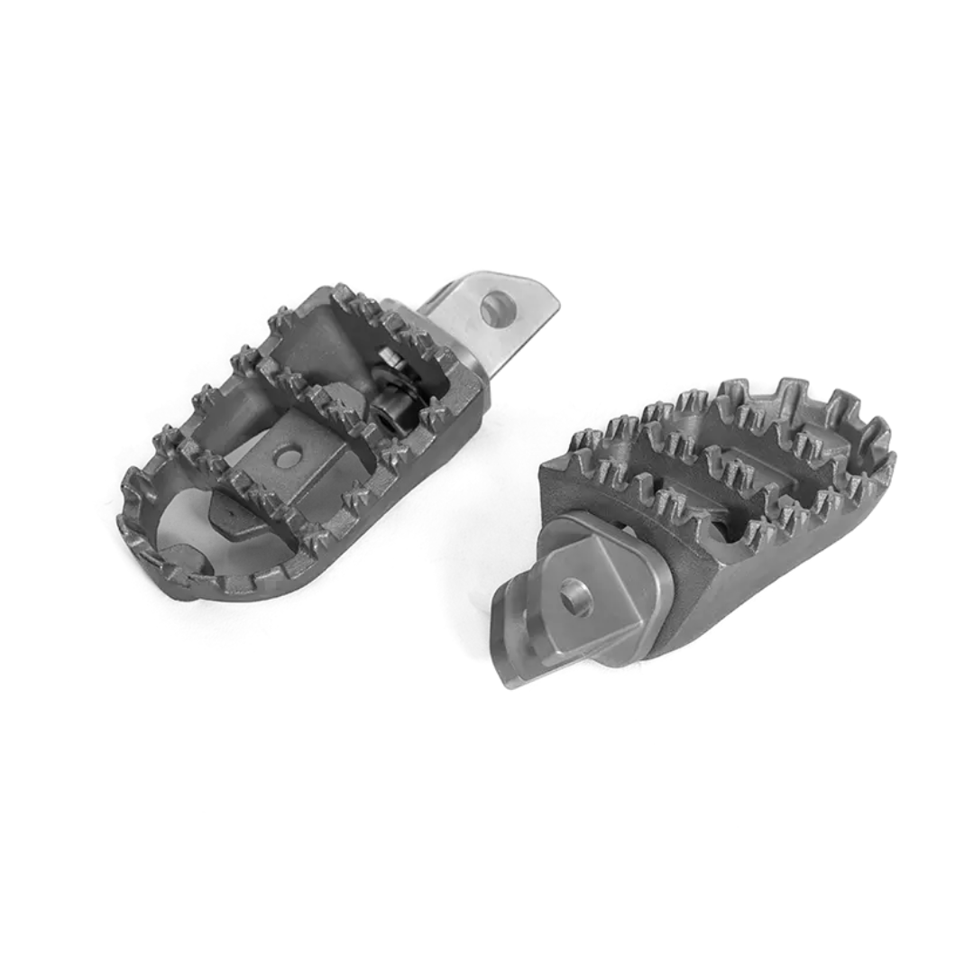 Repose-Pieds Triumph FCR Accessoires - paire finition metal brosse sur fond blanc, large plateforme crantee, vue de trois quarts