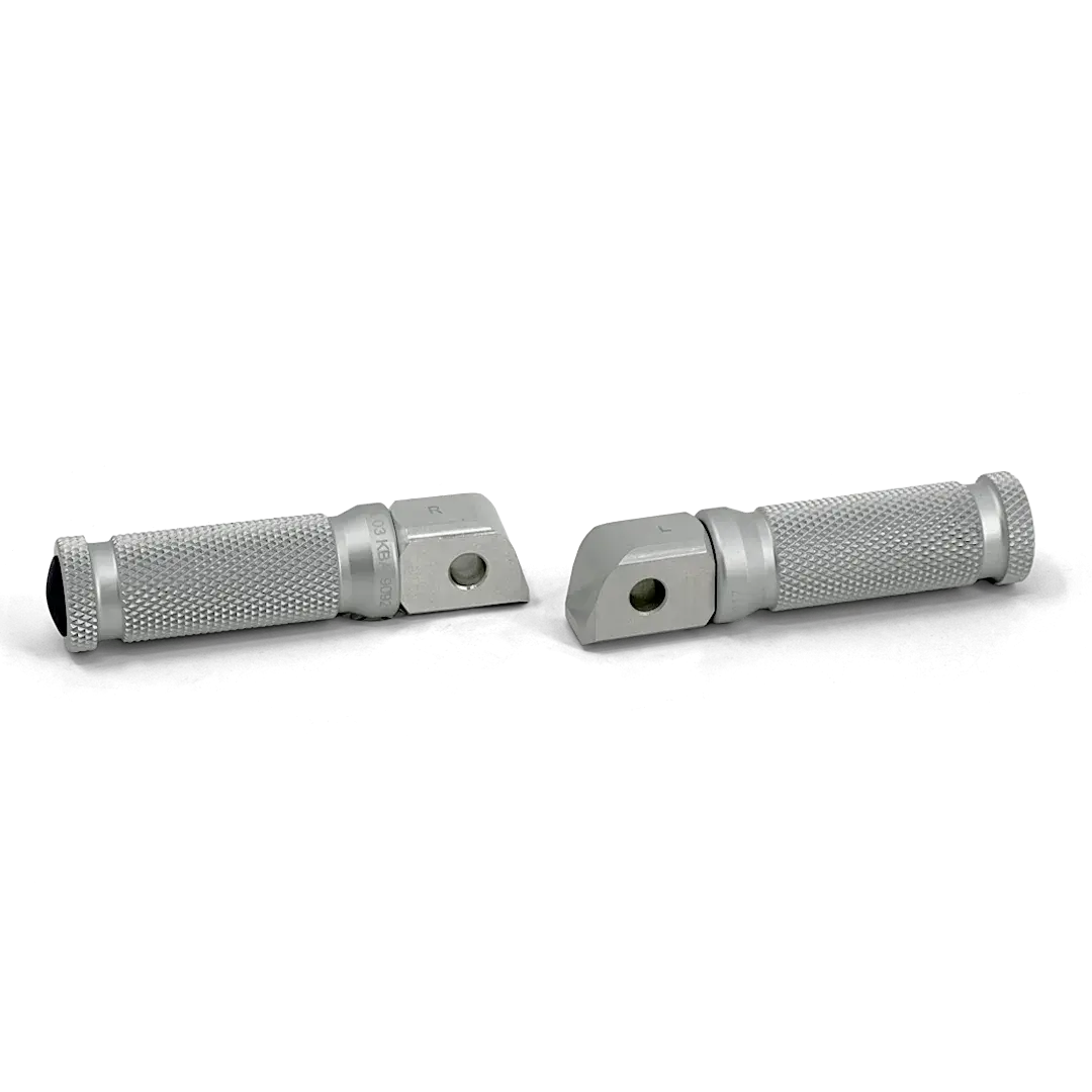 Paire de repose-pieds arrière FCR Accessoires finition aluminium brossé pour Triumph Modern Classic, usinés CNC avec moletage antidérapant et montage plug & play.