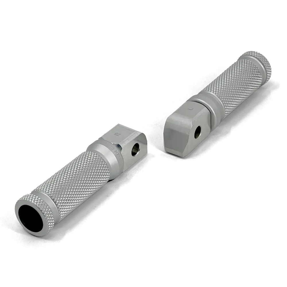 Repose-pieds arrière FCR Accessoires aluminium brossé pour Triumph 2016+, montrant le marquage gauche-droite et la tête d’emmanchement usinée CNC.