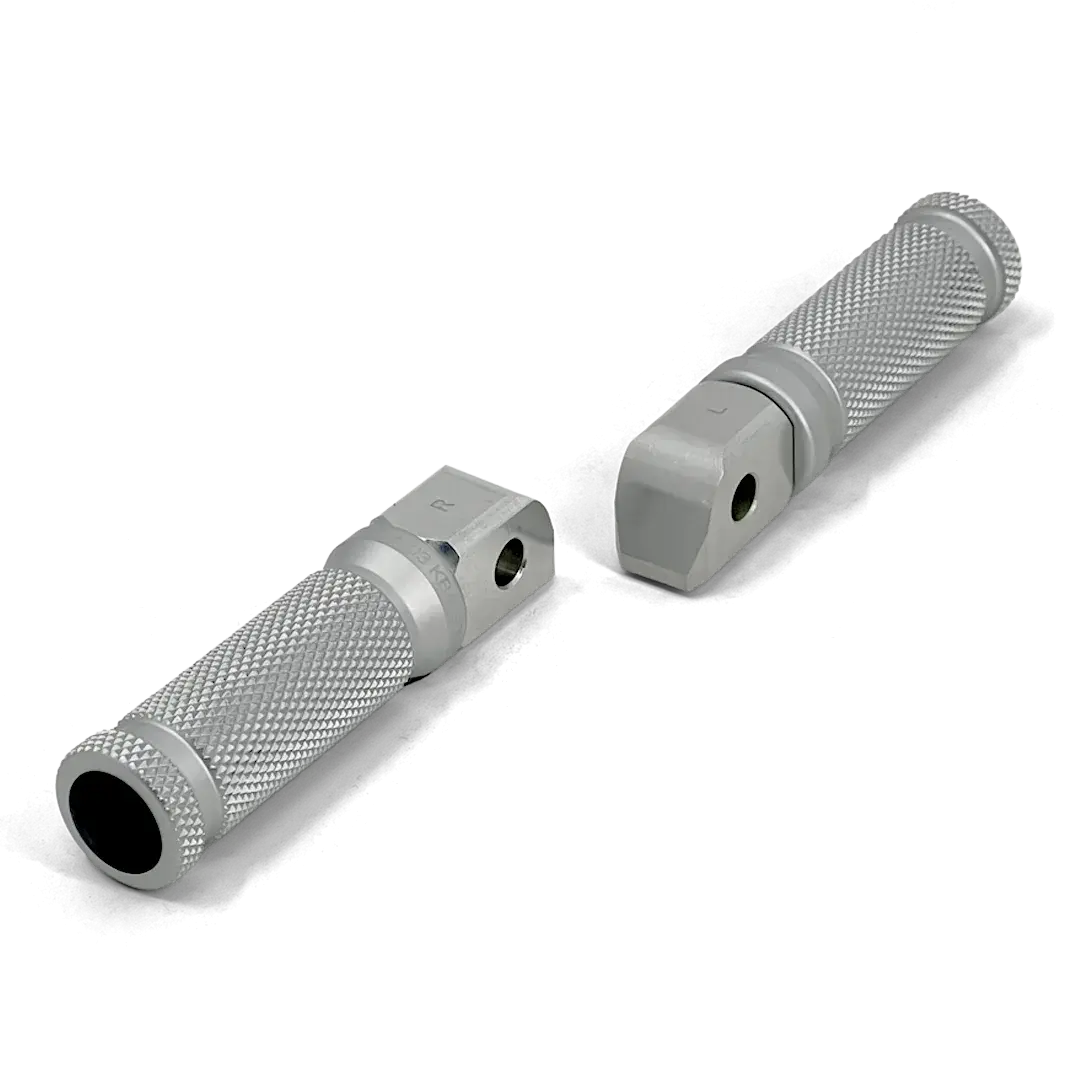 Repose-pieds arrière FCR Accessoires aluminium brossé pour Triumph 2016+, montrant le marquage gauche-droite et la tête d’emmanchement usinée CNC.