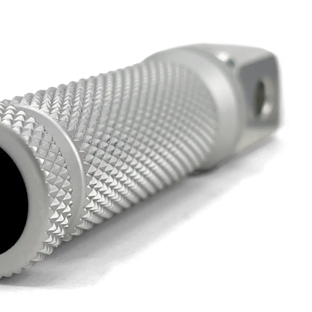 Gros plan sur le moletage précis des repose-pieds arrière FCR Accessoires aluminium brossé, offrant une accroche optimale même par temps humide.