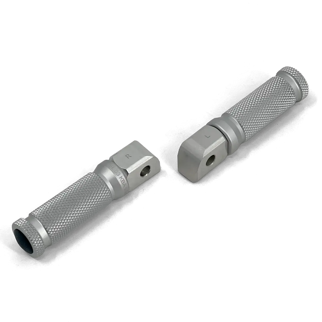 Repose-pieds arrière FCR Accessoires brossés, taillés dans la masse avec surface moletée et fixation compatible supports d’origine Triumph.