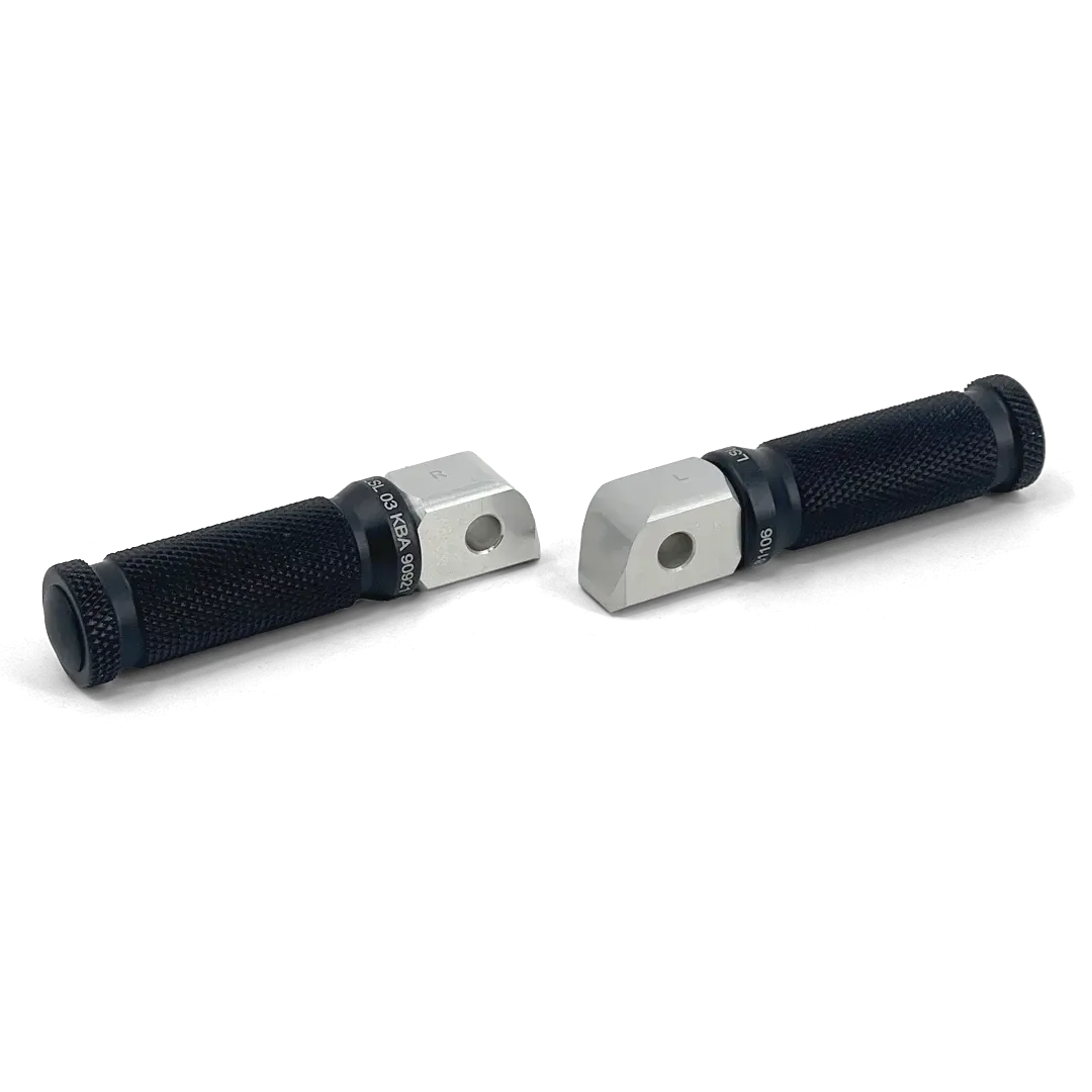 Repose-pieds arrière FCR Accessoires noir anodisé pour Triumph 2016+, avec corps aluminium et montage plug & play sur fixations d’origine.