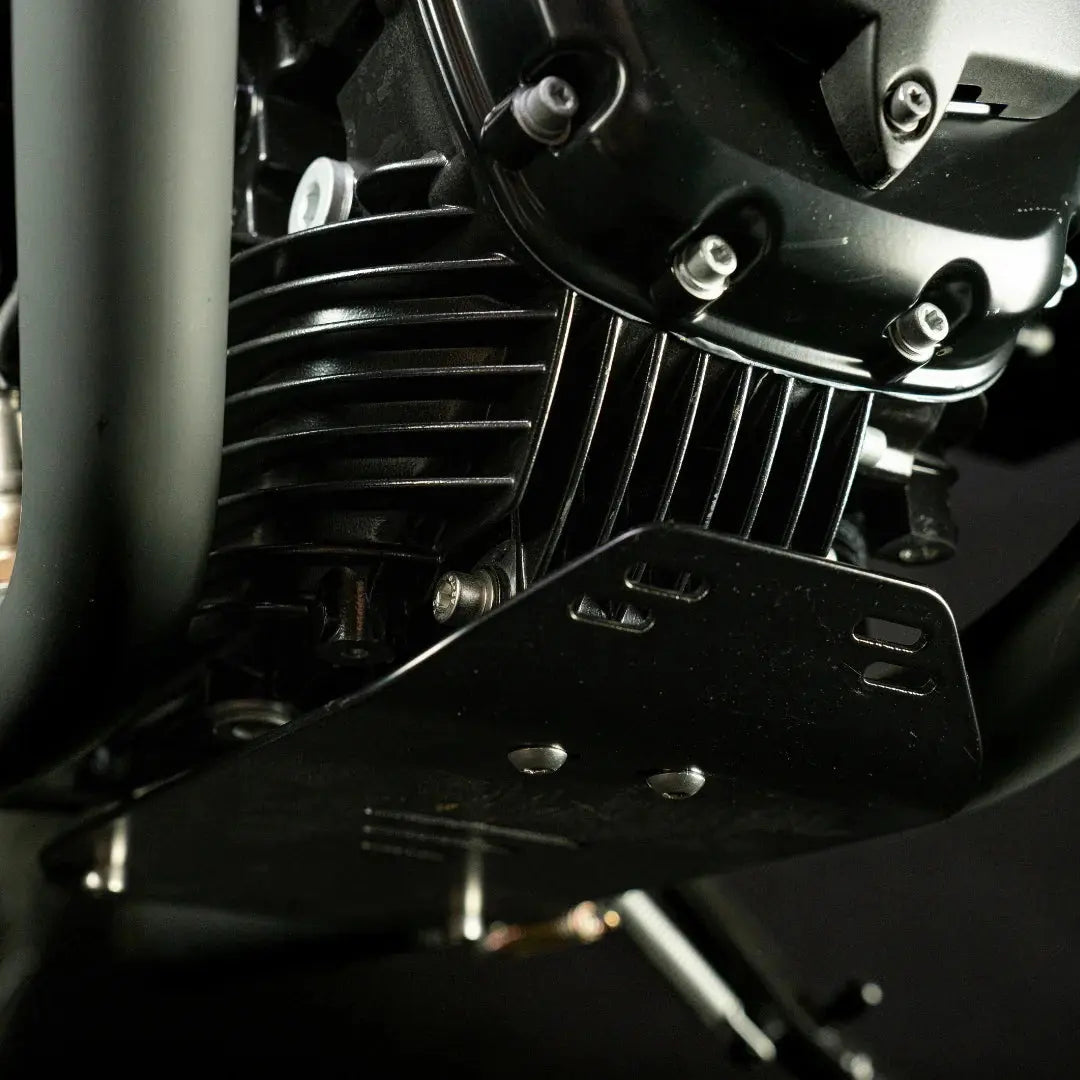 Sabot Moteur BMW R nineT FCR Original - mise en situation, sabot noir monte sous le bas moteur