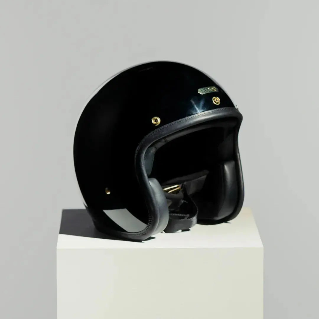 Vue 3/4 avant casque jet Hedon Hedonist noir brillant avec intérieur cuir et finitions haut de gamme