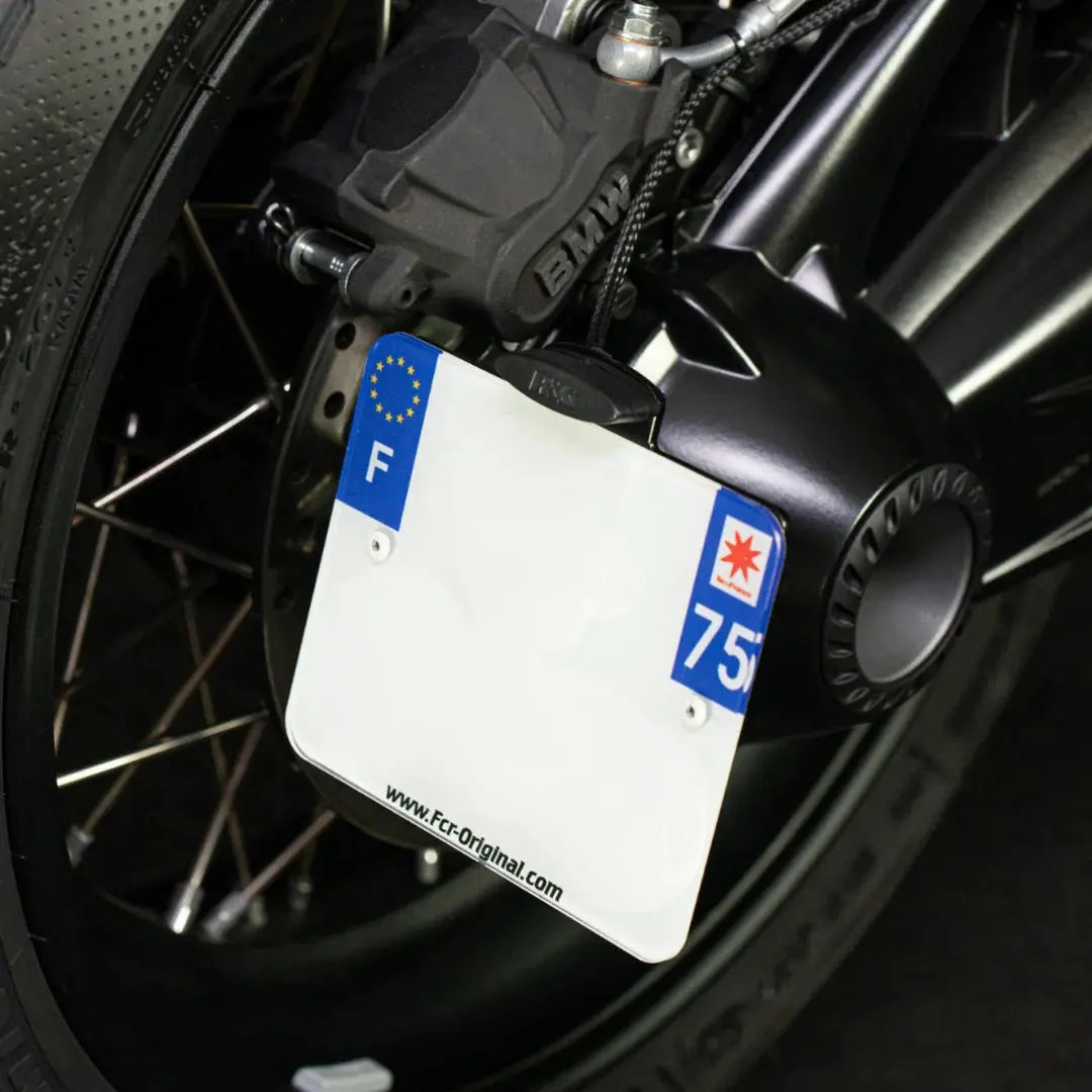 Support de Plaque Lateral BMW R nineT R12 nineT FCR Original - version Aluminium Brosse montee sur moto avec plaque francaise vue arriere