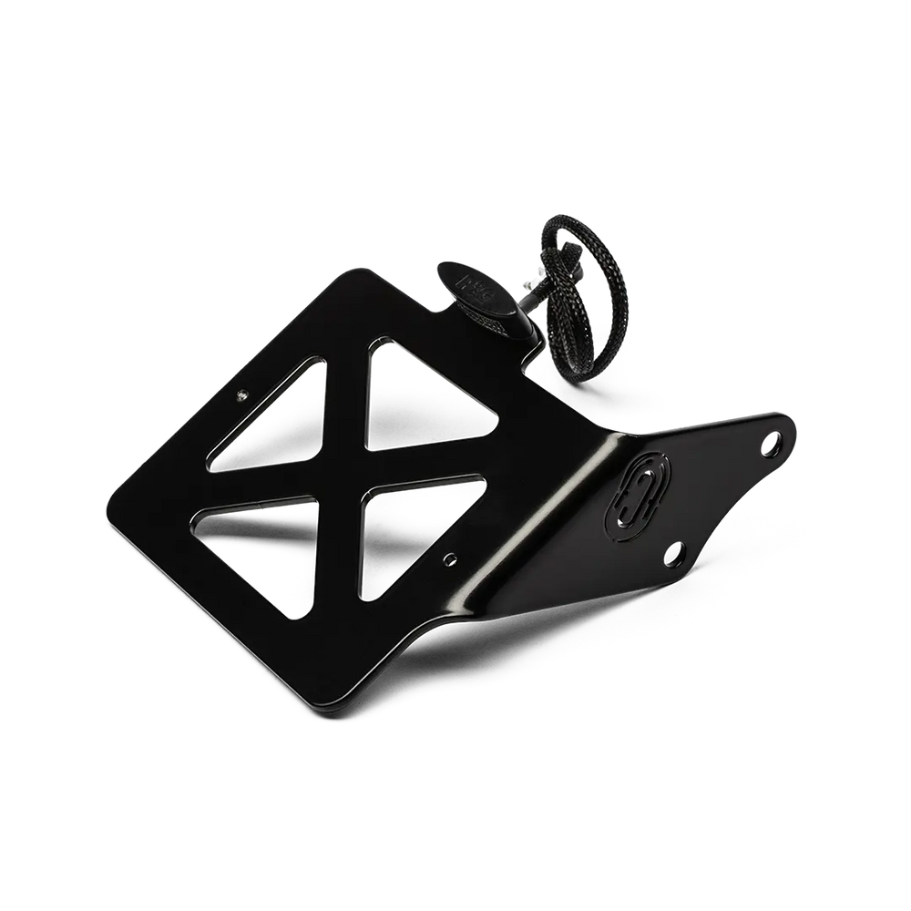 Support de Plaque Latéral BMW R18 FCR Original - support noir ajoure avec eclairage de plaque, vue de trois quarts