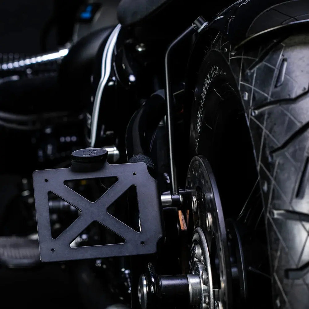 Support de Plaque Latéral BMW R18 FCR Original - support noir monté sur une préparation de BMW R18