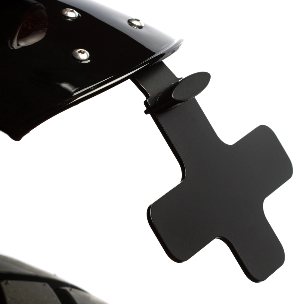 Support de Plaque Universel Moto FCR Original - gros plan version noire fixee sous un garde-boue noir