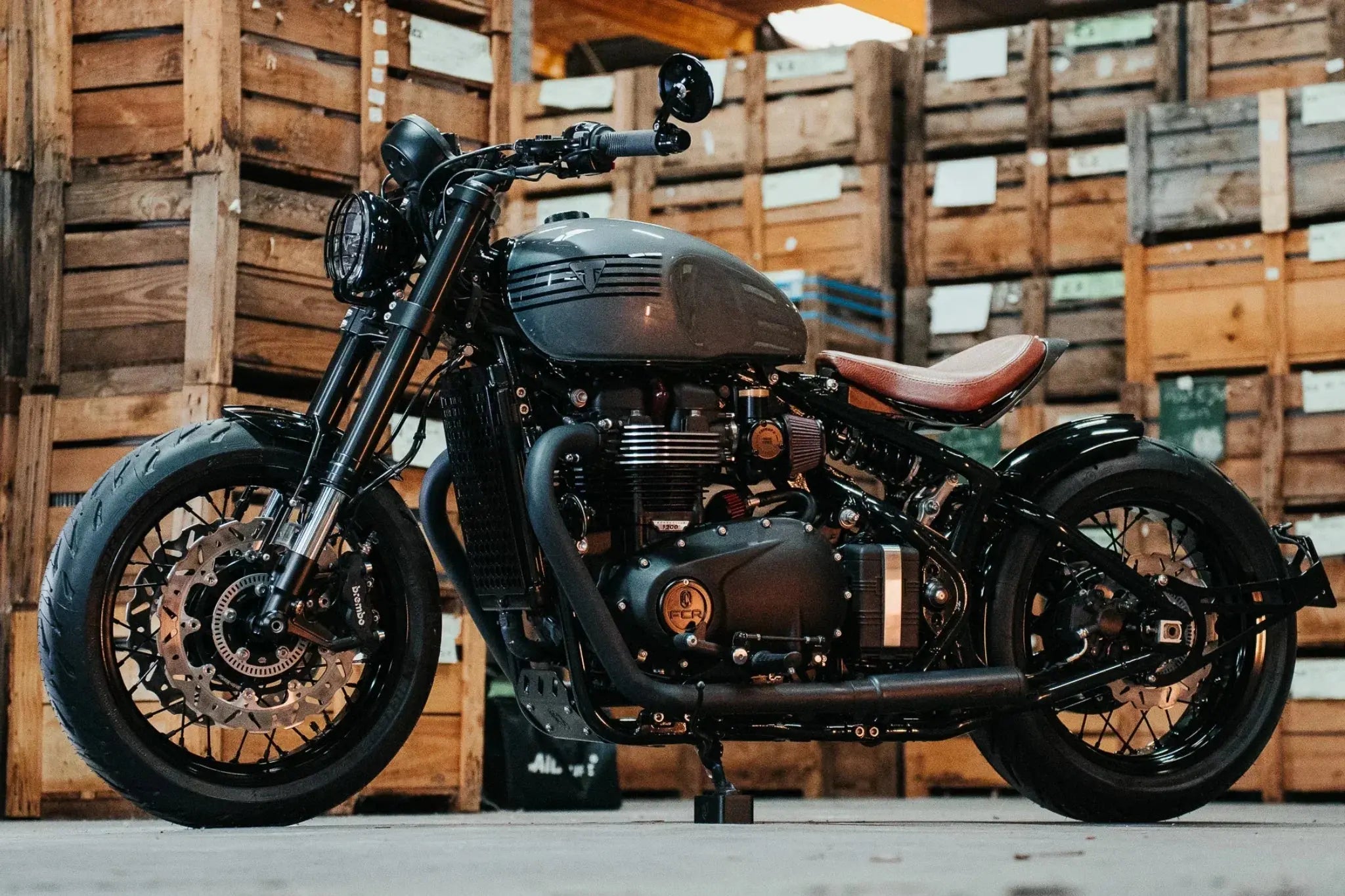 Triumph Bobber 1200 préparée par FCR Original avec échappement sur mesure, illustrant notre guide complet sur les lignes d’échappement Triumph