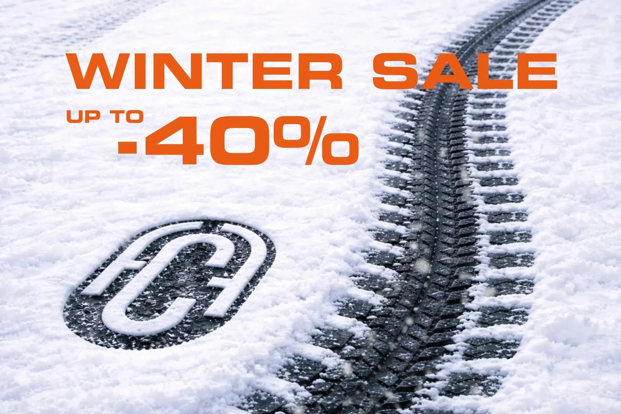 Soldes d’Hiver 2026 FCR Accessoires – jusqu’à -40% sur accessoires moto premium, visuel hiver avec trace de pneu dans la neige