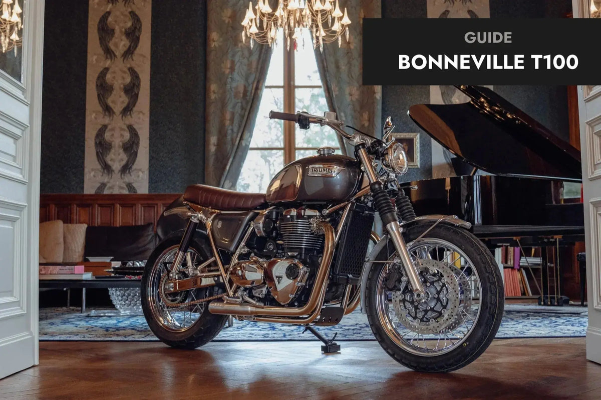 Photo d'une Bonneville T100 préparée par FCR Original avec les accessoires FCR Accessoires prise en photo dans un château