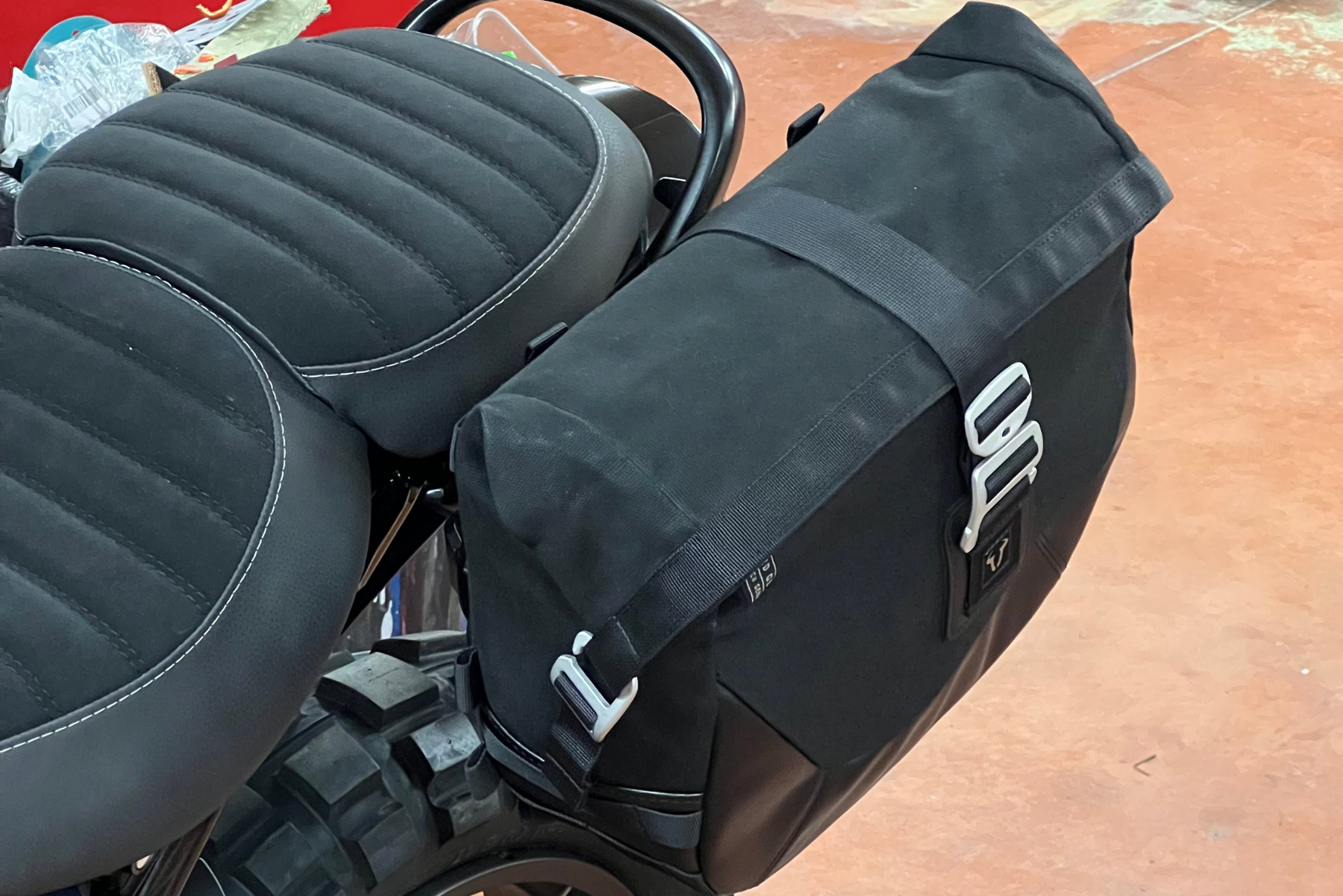 Kit support latéral & sacoche | Triumph 400 - photo 1