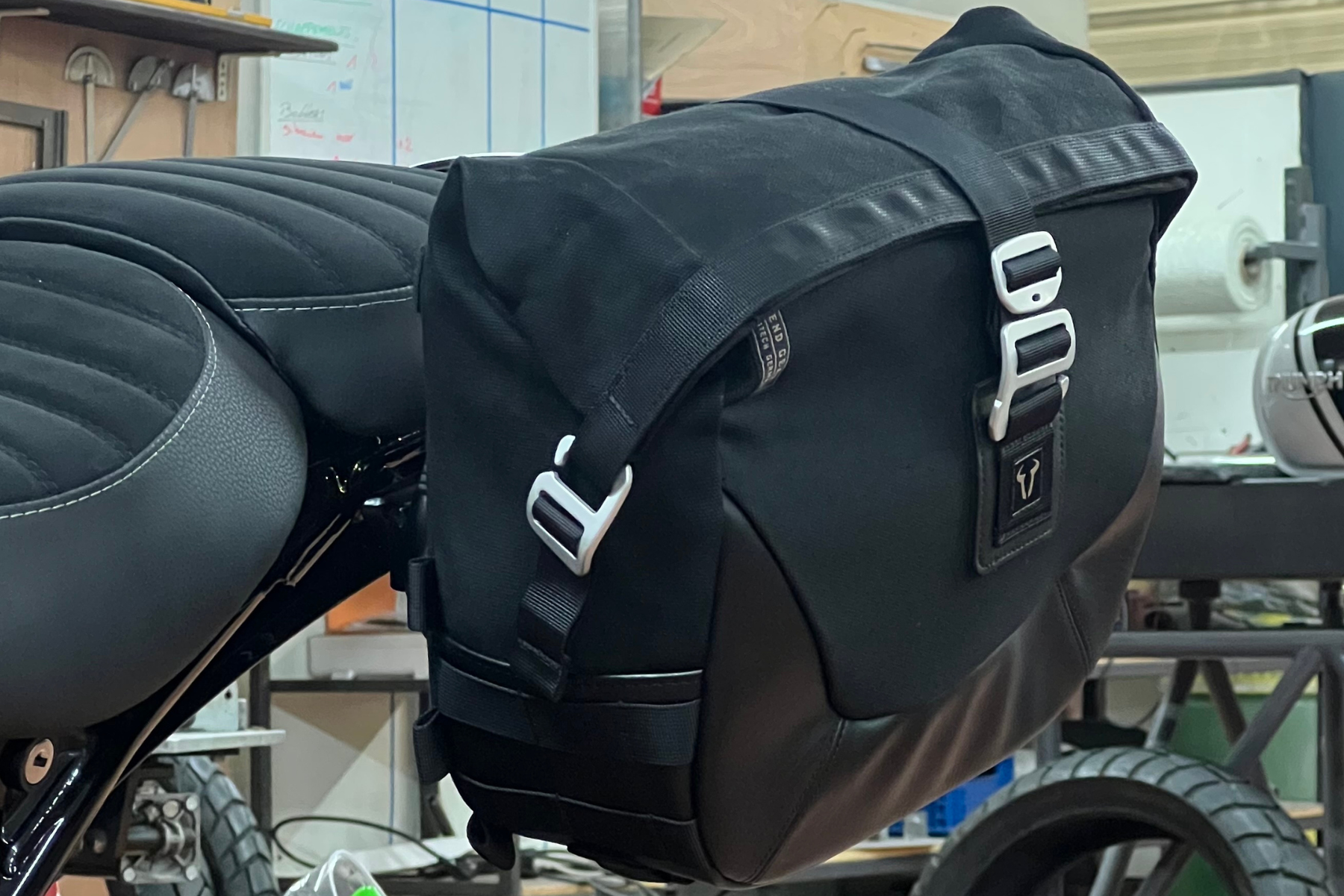 Kit support latéral & sacoche | Triumph 400 - photo 3