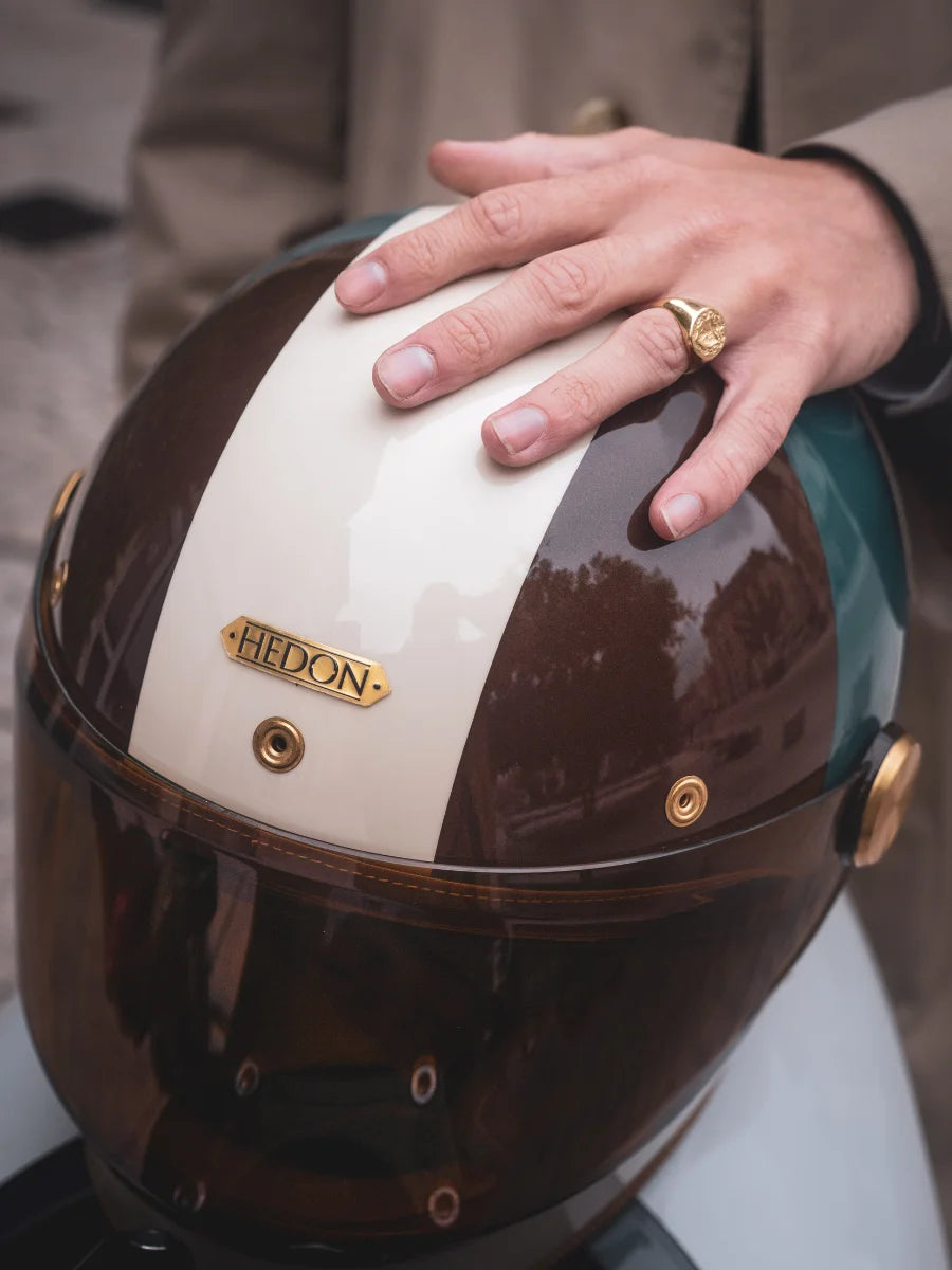 Pilote avec casque Hedon - partenariat FCR Original