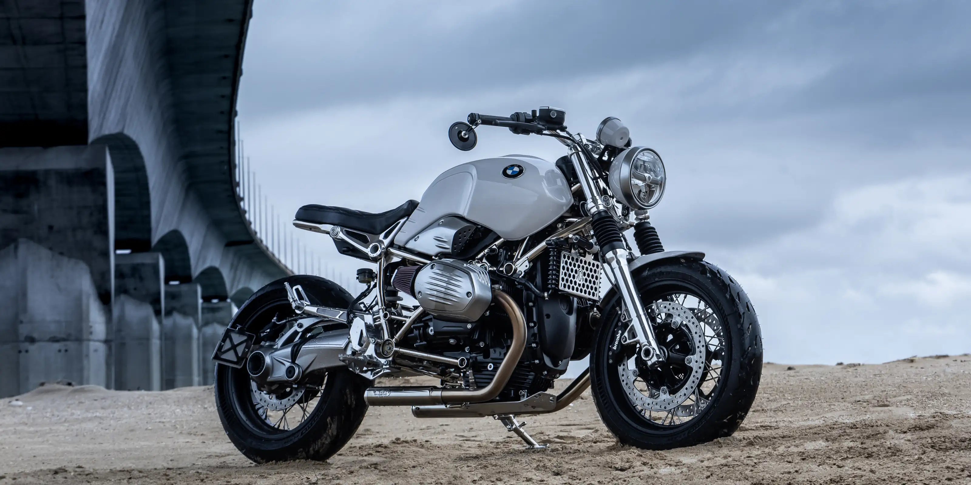 BMW R Ninet préparée avec les pièces FCR Accessoires. Shooting sous le pont de l'ile de Ré en France.
