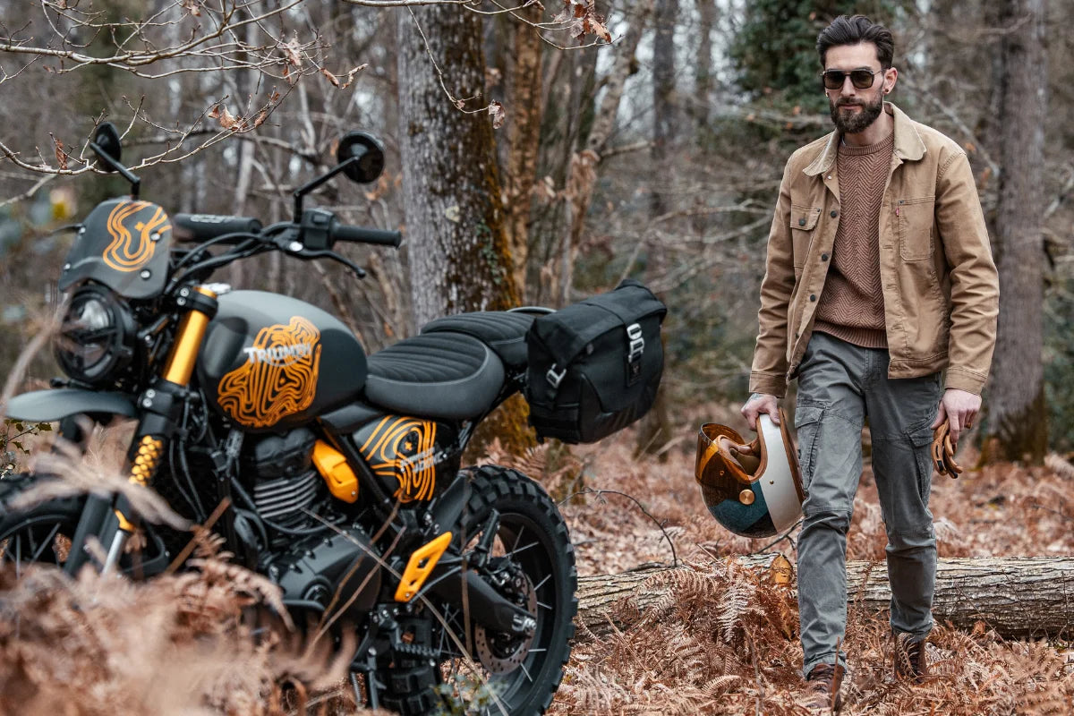 Motorrad-Sonnenbrille Brett Eyewear, getragen von einem Model - Shooting Triumph Scrambler 400 XC FCR Accessoires Umbau