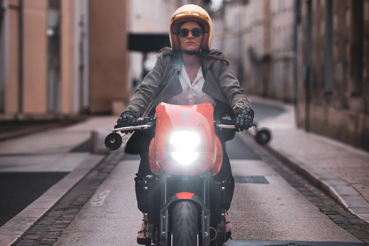 Brett Eyewear Motorrad-Sonnenbrille, getragen von Fiona - Triumph Trident RS Shooting, FCR Original Custom