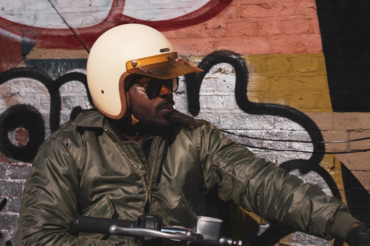 Brett Eyewear Motorrad-Sonnenbrille, getragen von Luke - Shooting Margate Triumph Speed Twin 900 FCR Original