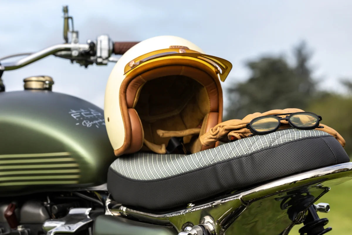 Brett Eyewear Motorrad-Sonnenbrille und Hedon Helm – auf einer individuellen „One of one“ FCR Original Custom-Anfertigung