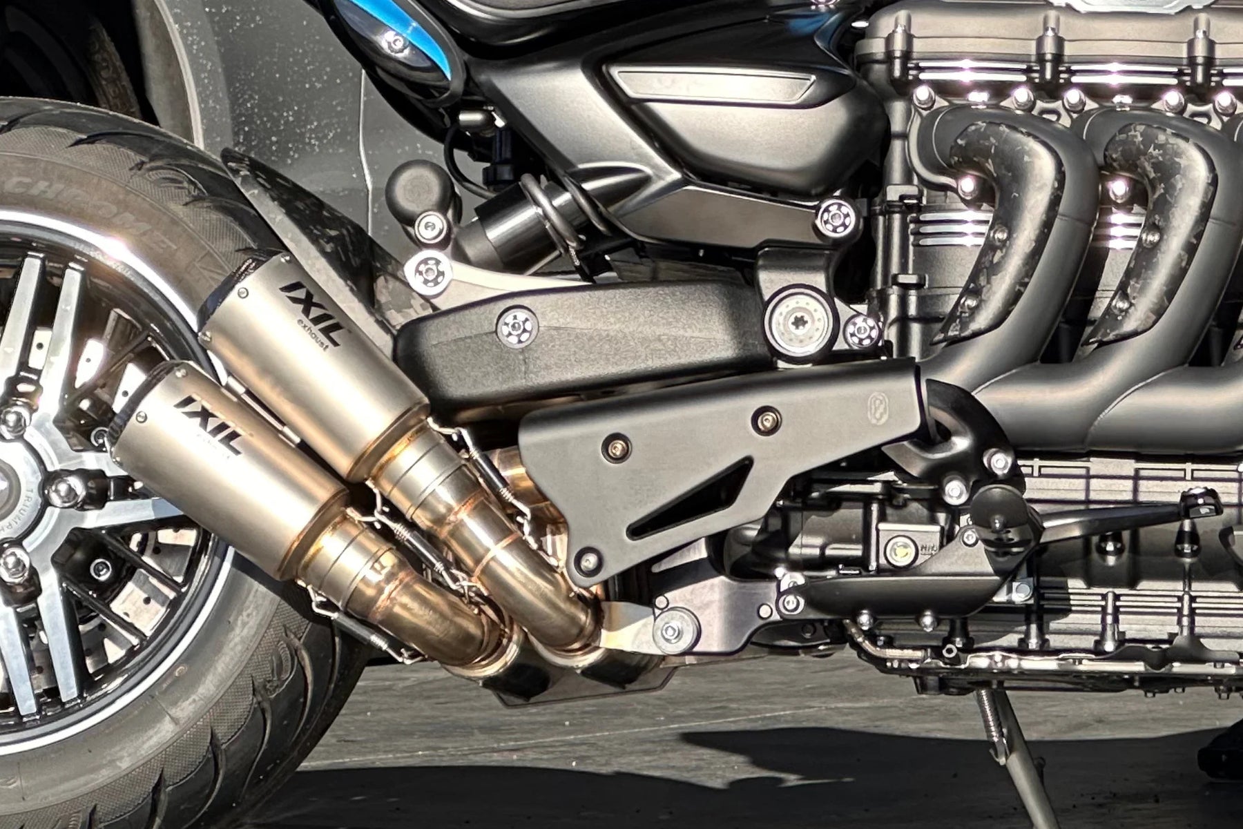 FCR Accessoires Triumph Rocket 3 short dual exhaust – matt black Cerakote