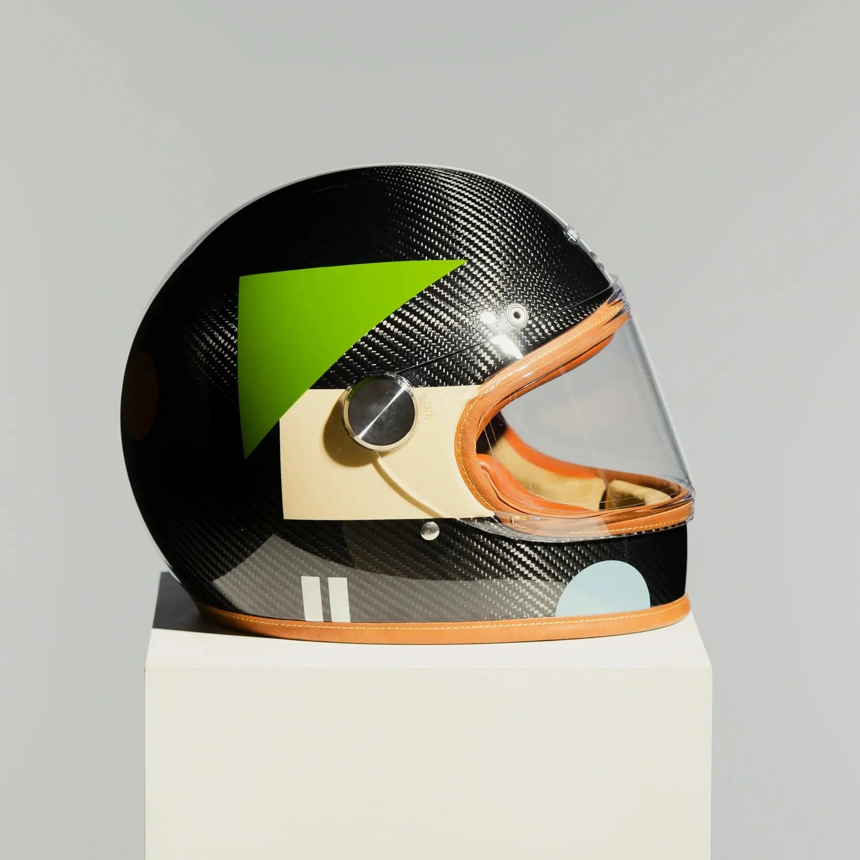 Vue avant casque intégral Hedon Heroine Racer 2.0 Bauhaus avec visière dorée, design minimaliste inspiré du mouvement Bauhaus