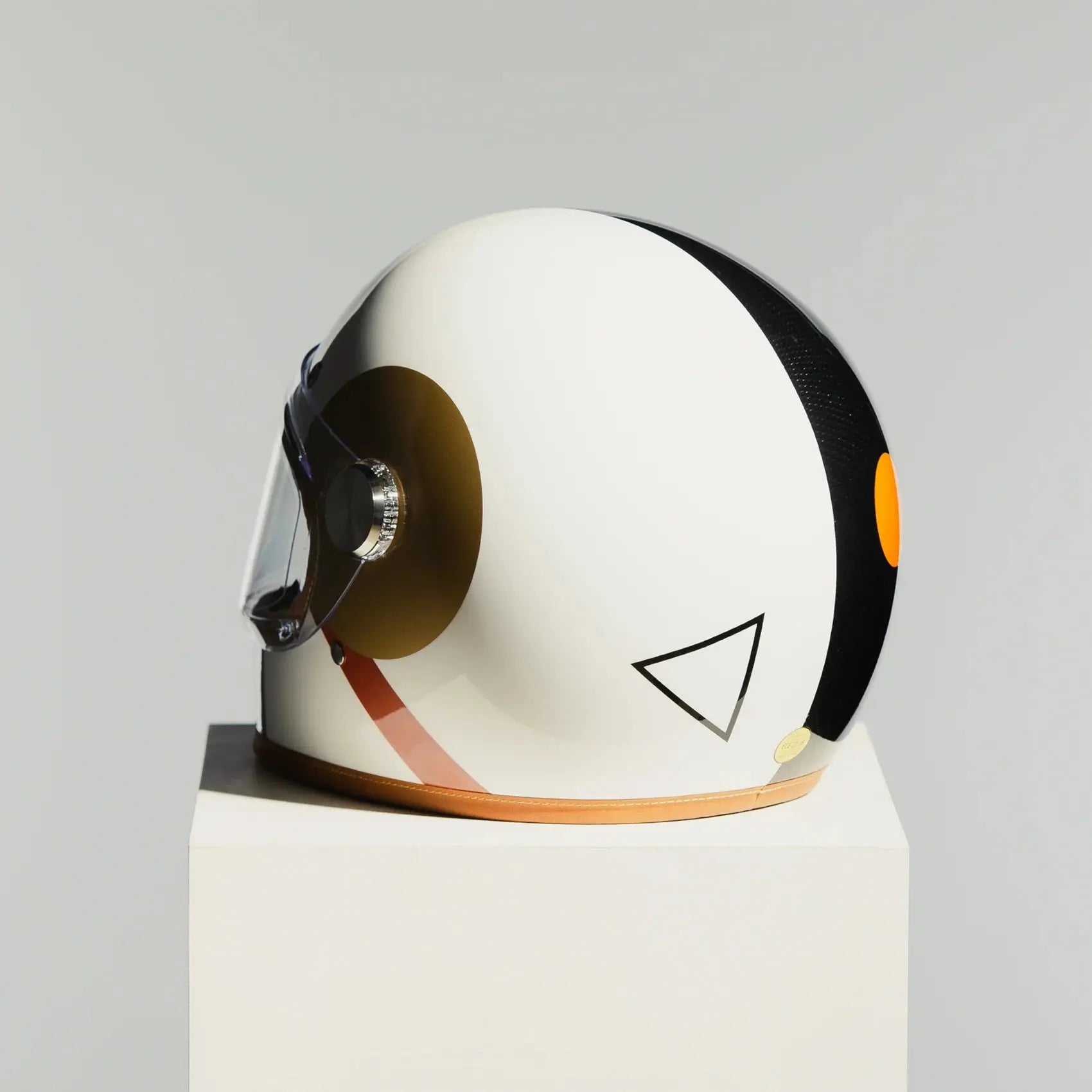 Casque intégral Hedon Bauhaus vue latérale avec coque carbone et visière teintée, accessoire moto premium pour café racer