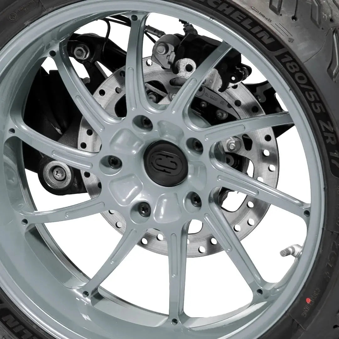 Cache moyeu en situation FCR Accessoires installé sur BMW NineT – finition anodisée noire, améliore l’esthétique et la finition de la roue arrière.