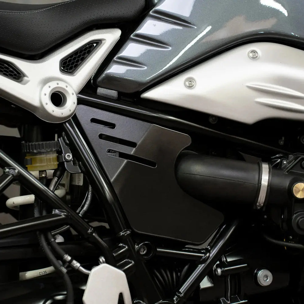 Caches Lateraux BMW R nineT FCR Original - mise en situation, caches montes sur le flanc de la moto