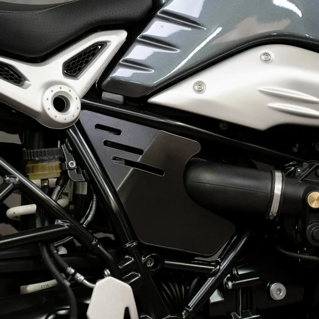 Caches Lateraux BMW R nineT FCR Original - mise en situation, caches montes sur le flanc de la moto