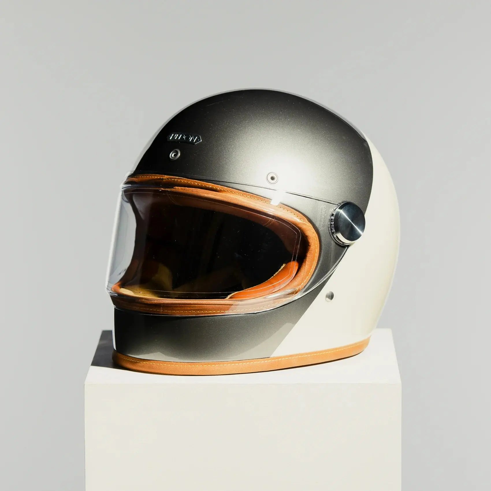 Casque intégral Hedon Heroine Racer 2.0 Camelot bicolore gris métallisé et blanc avec visière iridium, design premium café racer