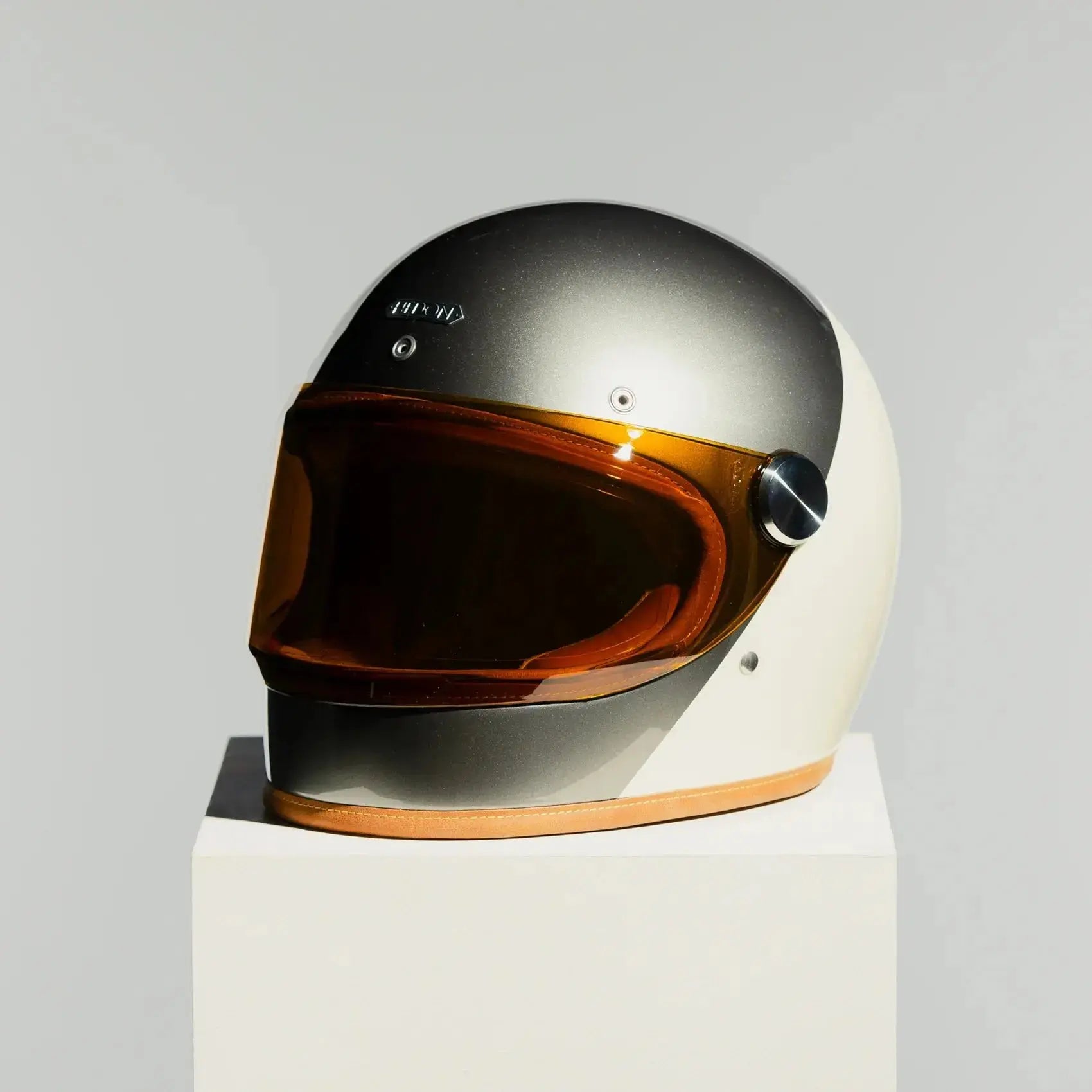 Vue 3/4 casque intégral Hedon Camelot avec coque carbone et design néo rétro élégant