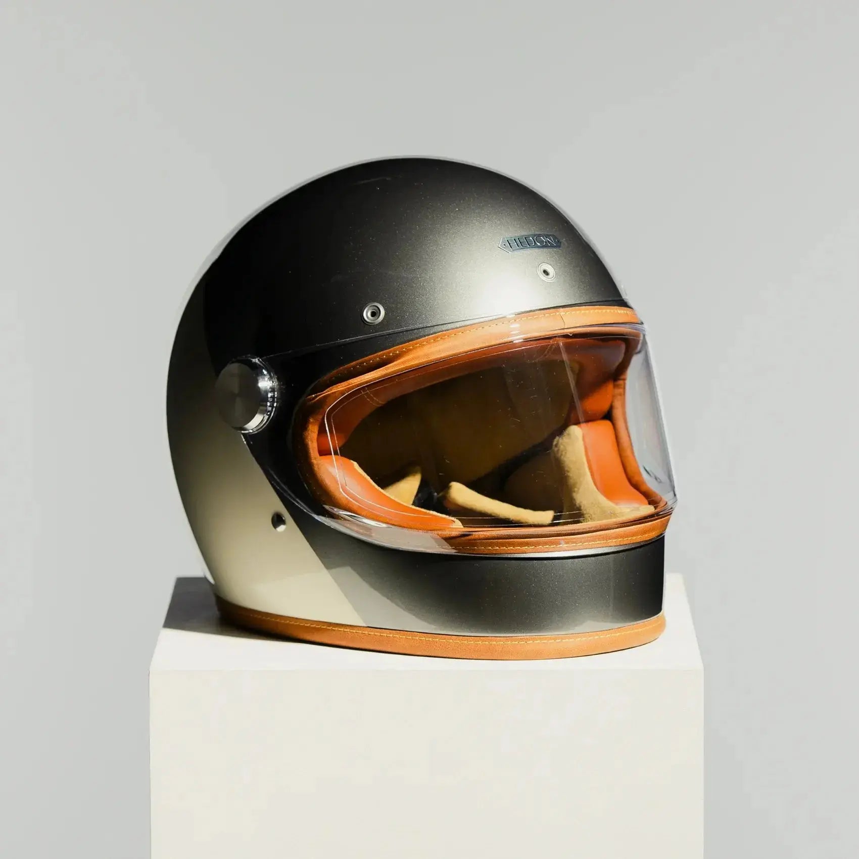 Vue 3/4 avant casque Hedon Camelot avec intérieur cuir marron et design haut de gamme