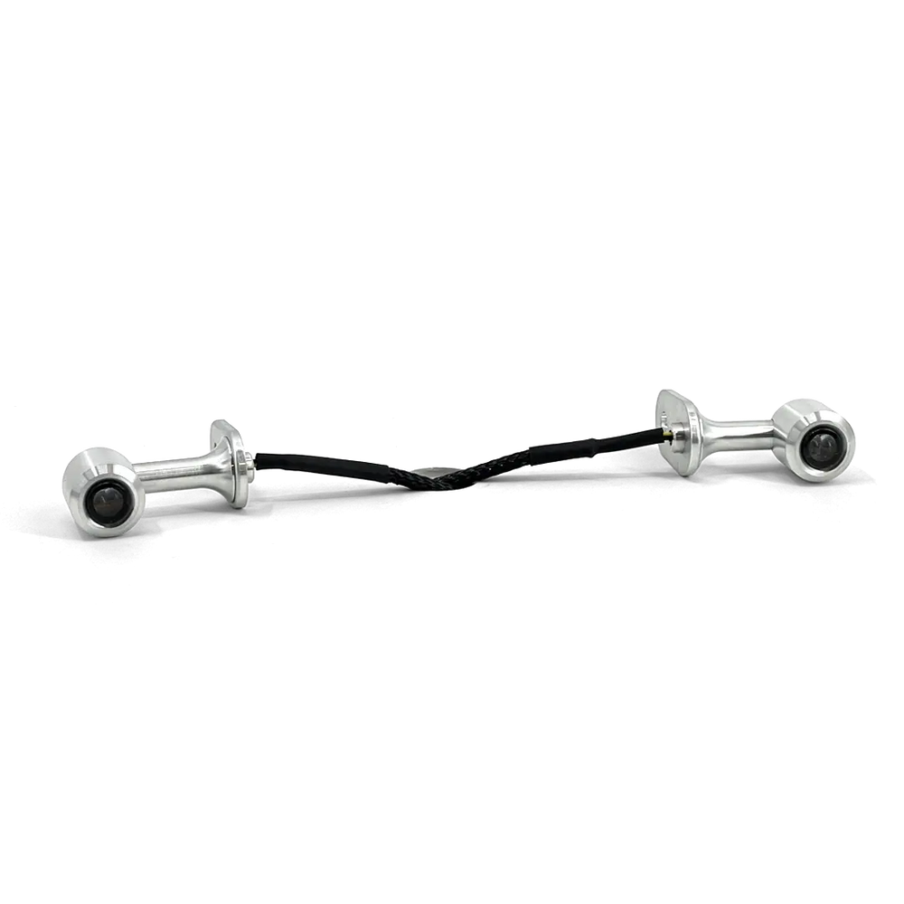 Clignotants arrière 3 en 1 FCR pour Triumph : finition brossée, module LED homologué CE, câblage gainé et support plug & play.