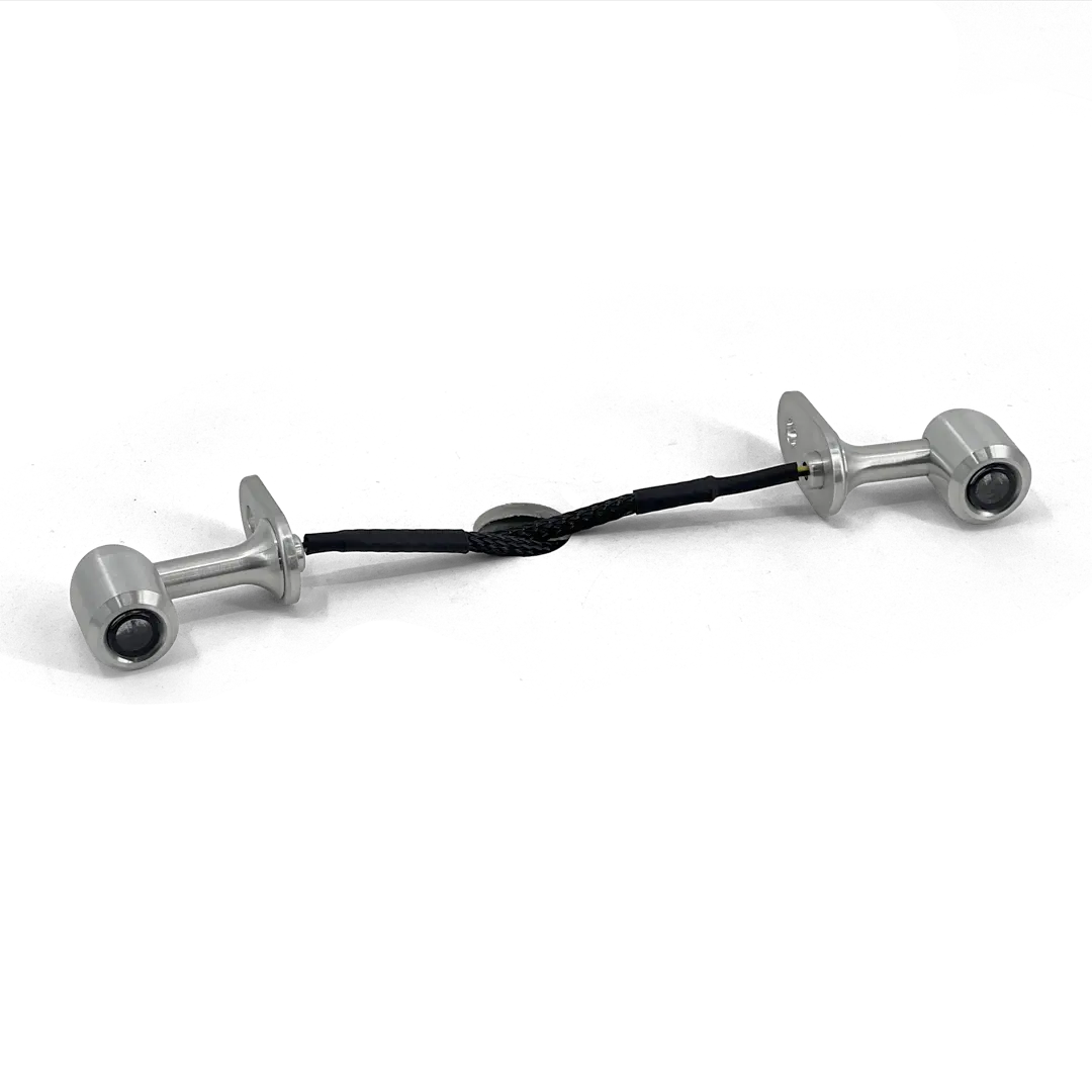 Vue inclinée des clignotants 3 en 1 arrière Triumph en aluminium brossé, intégrant clignotant, feu de position et stop dans un format minimaliste.