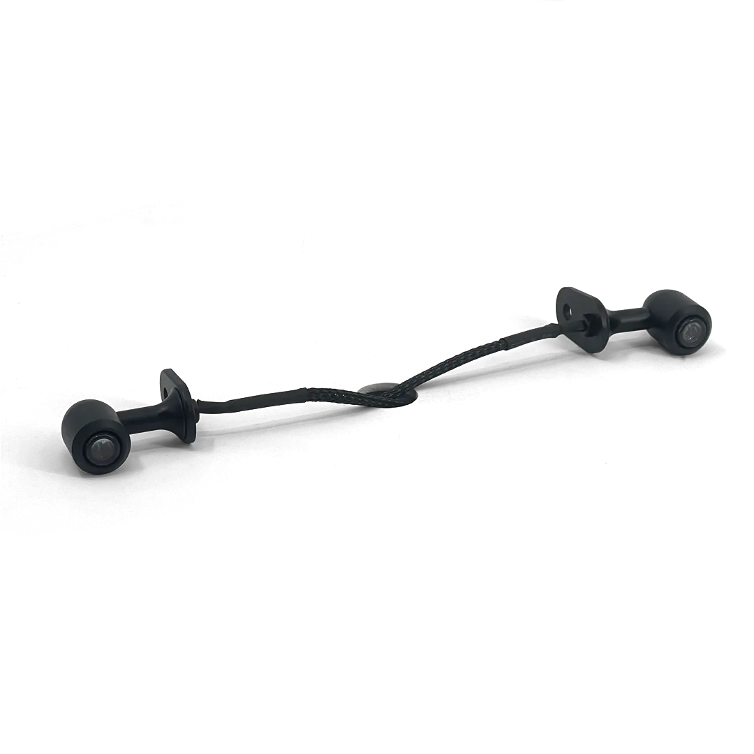 Clignotants LED 3 en 1 arrière Triumph Modern Classics en finition noire, homologués CE et équipés d’un câblage gainé pour un montage propre.