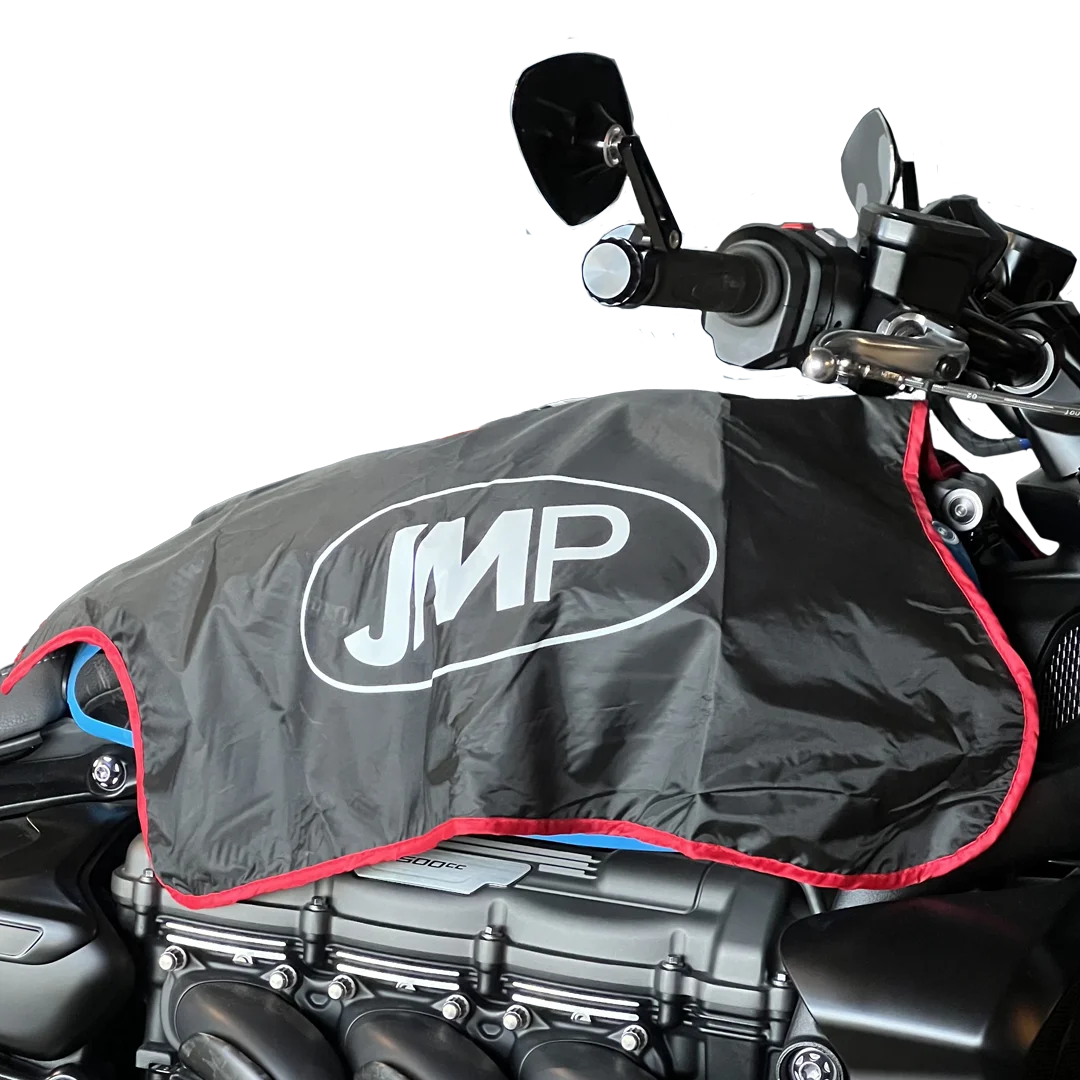 Protège-réservoir JMP noir en nylon antidérapant monté sur réservoir de moto