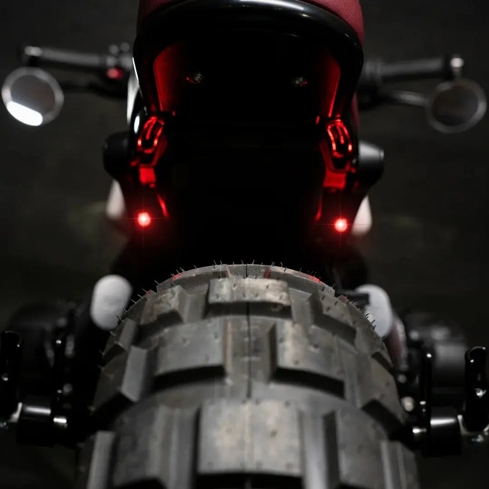 Feux Arrieres 3 en 1 BMW R nineT FCR Original - mise en situation, feux montes a l arriere de la moto allumes