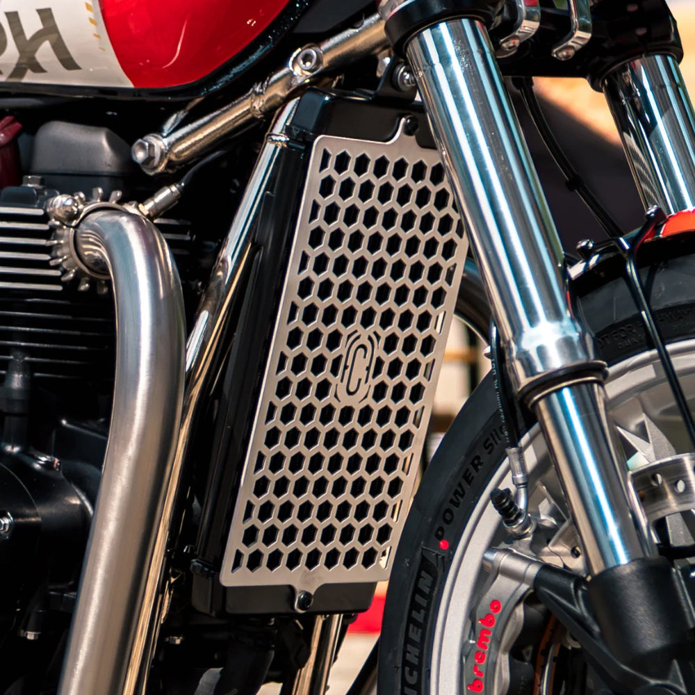 Grille de radiateur pour Triumph montée sur une préparation de Speed Twin 1200 RS 2025 par FCR Original