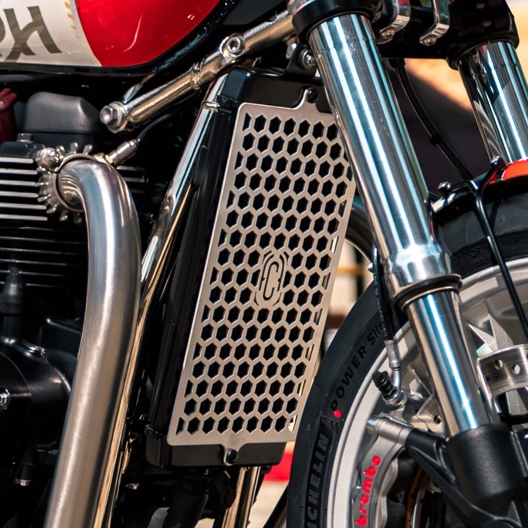 Grille de radiateur pour Triumph montée sur une préparation de Speed Twin 1200 RS 2025 par FCR Original