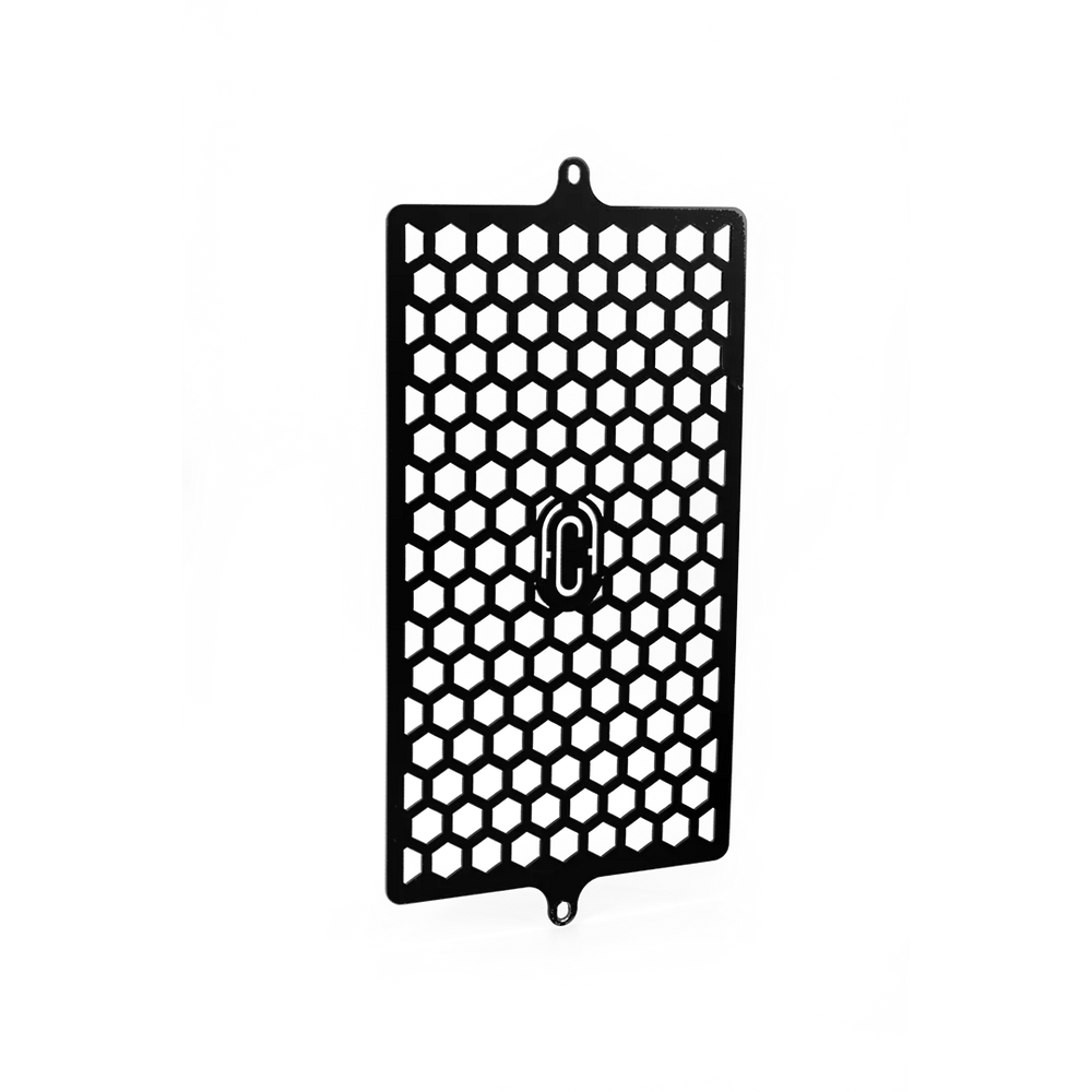 Vue de profil de la grille radiateur Triumph noir mat FCR Accessoires, aluminium 2 mm, compatible Bonneville T100 T120 Speed Twin Thruxton