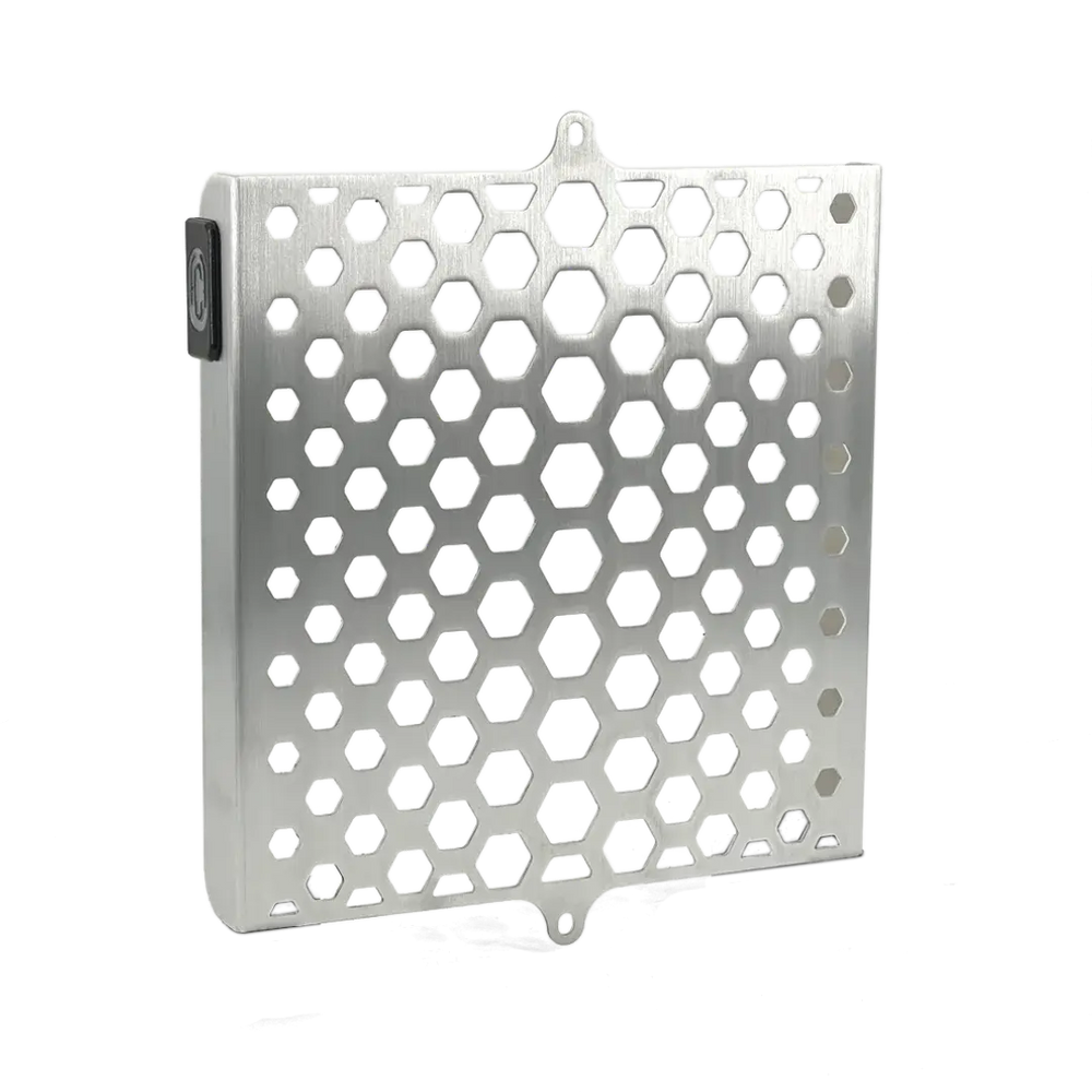 Grille de Radiateur Triumph Scrambler 1200 FCR Original - vue trois quarts inox brossé avec pavé de marquage hexagonal nid d'abeille