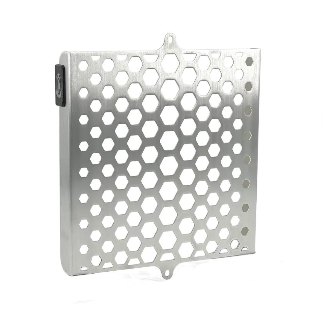 Grille de Radiateur Triumph Scrambler 1200 FCR Original - vue trois quarts inox brossé avec pavé de marquage hexagonal nid d'abeille
