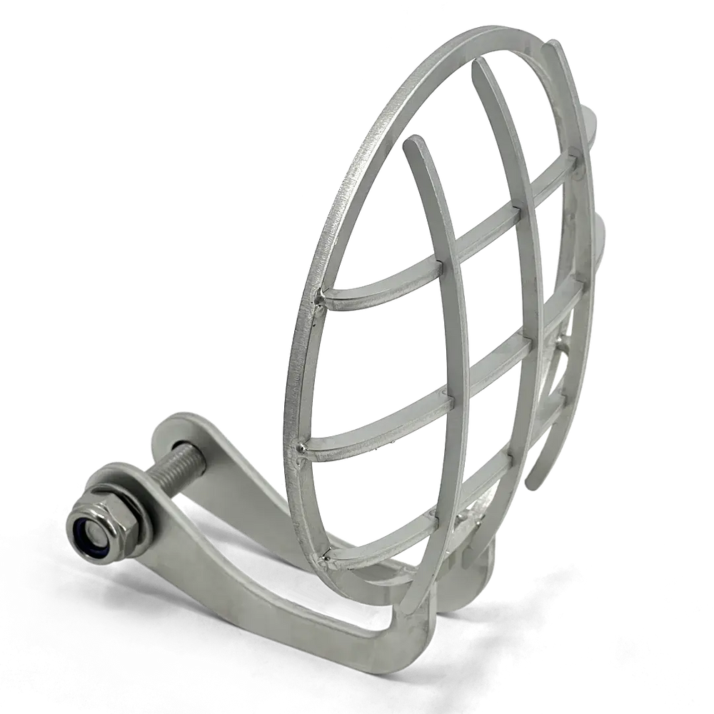 Vue latérale de la grille de phare brossée FCR Accessoires – style néo-rétro pour Triumph Bobber après 2016.