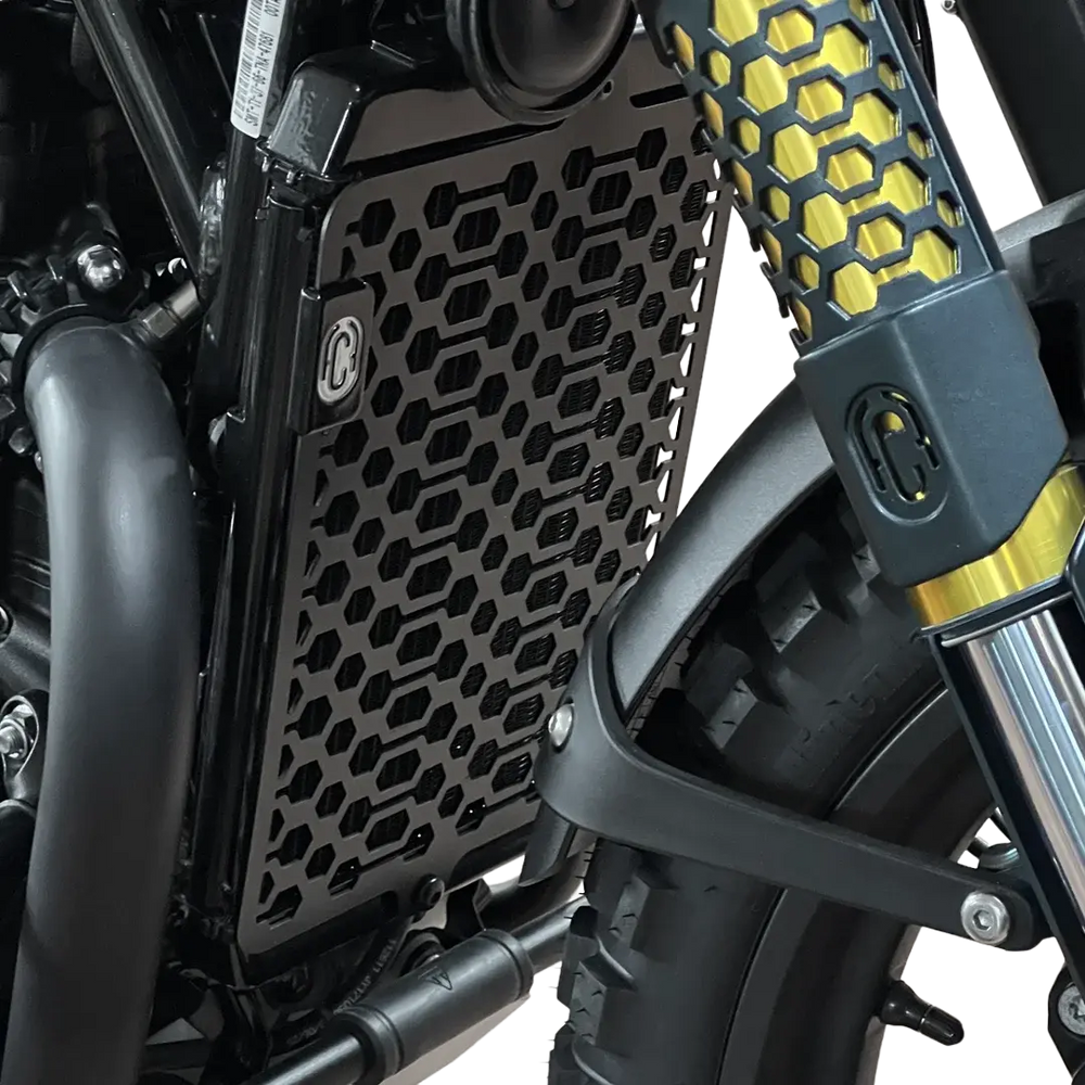 Grille de radiateur installée sur Triumph Scrambler 400 protection aluminium