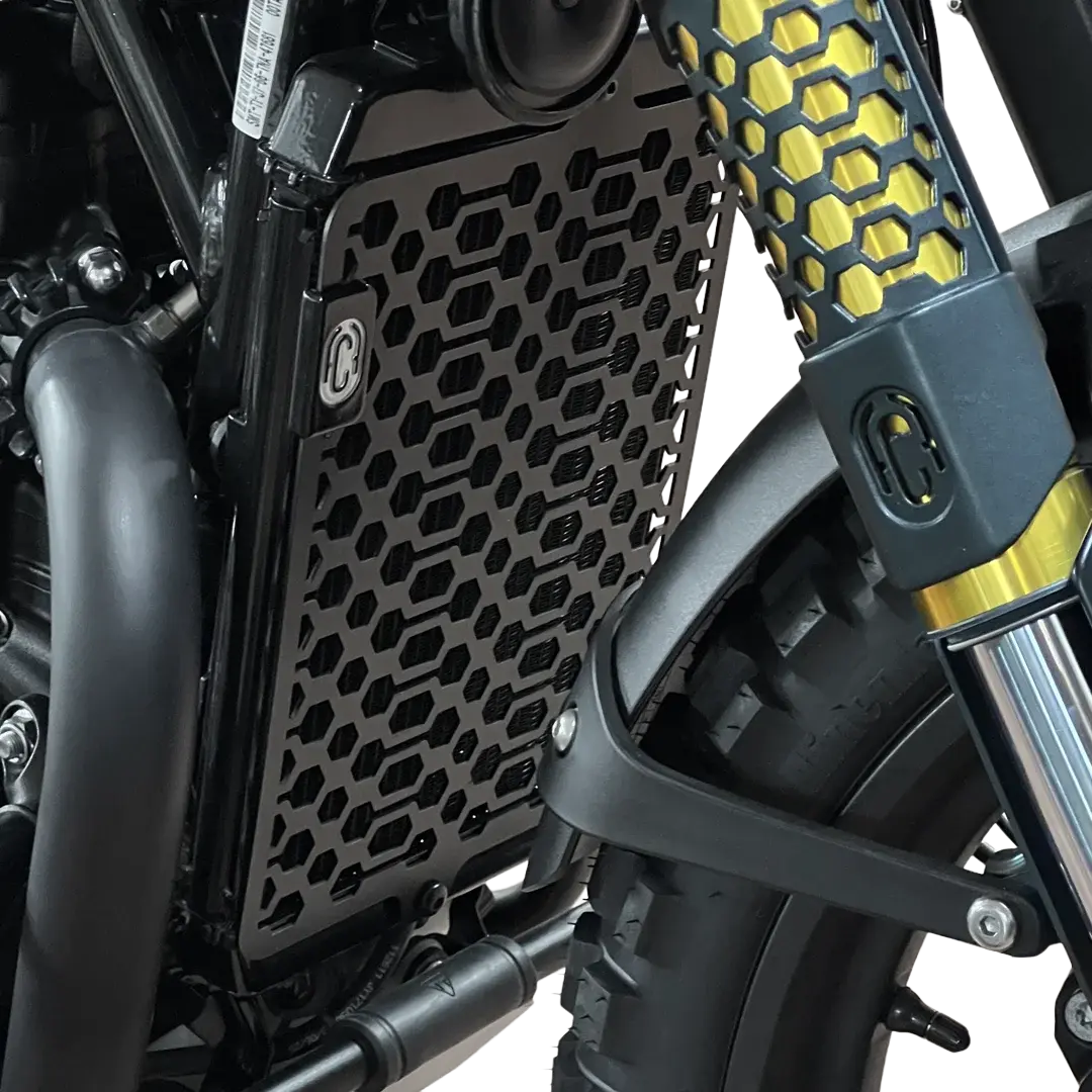 Grille de radiateur installée sur Triumph Scrambler 400 protection aluminium